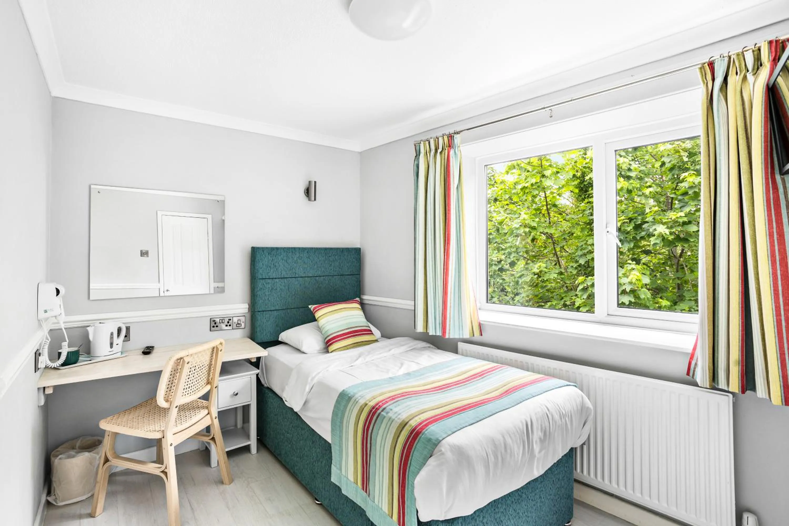 Bedroom, Bed in Waters Edge Hotel Torquay