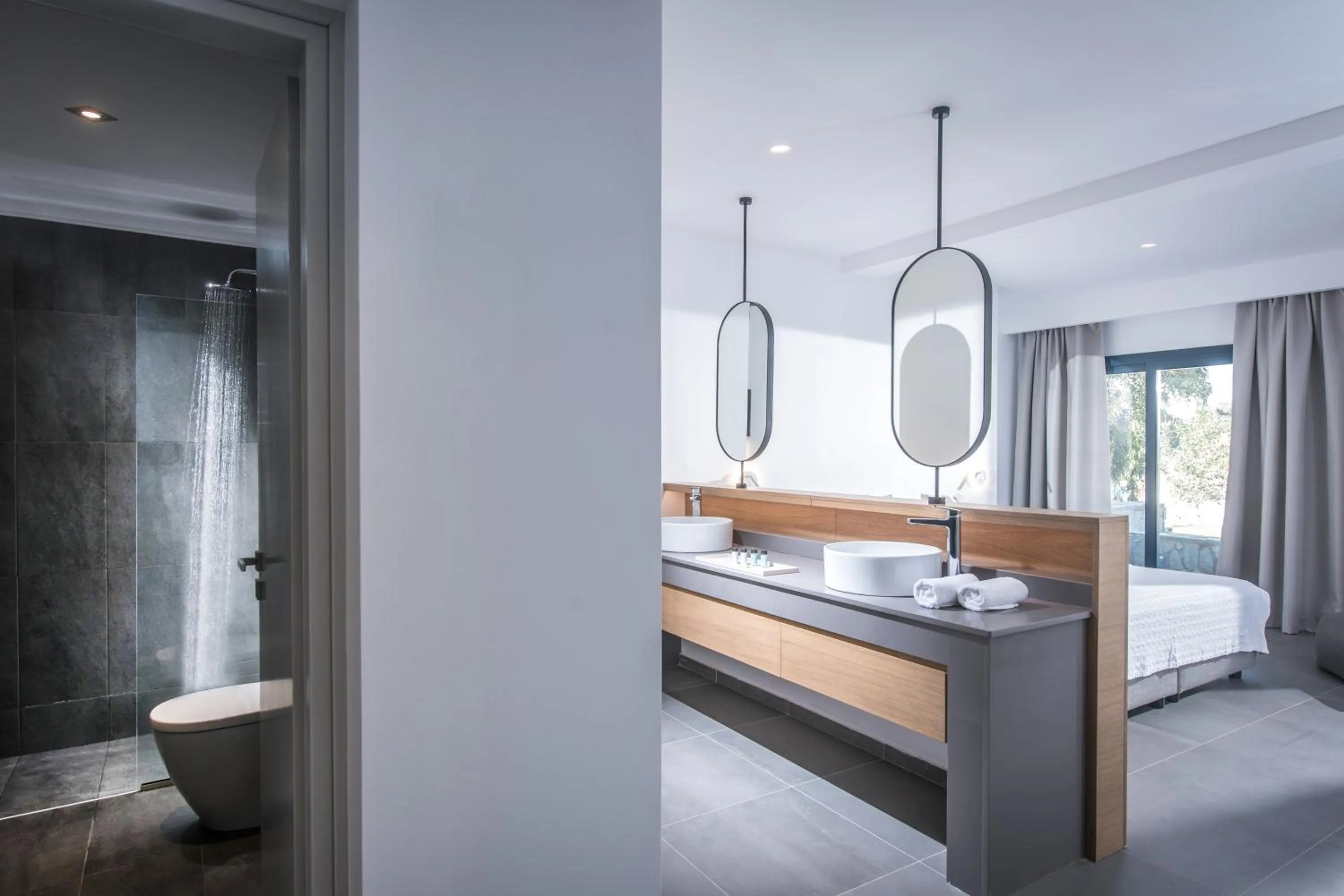 Bedroom, Bed in Peninsula Resort & Spa