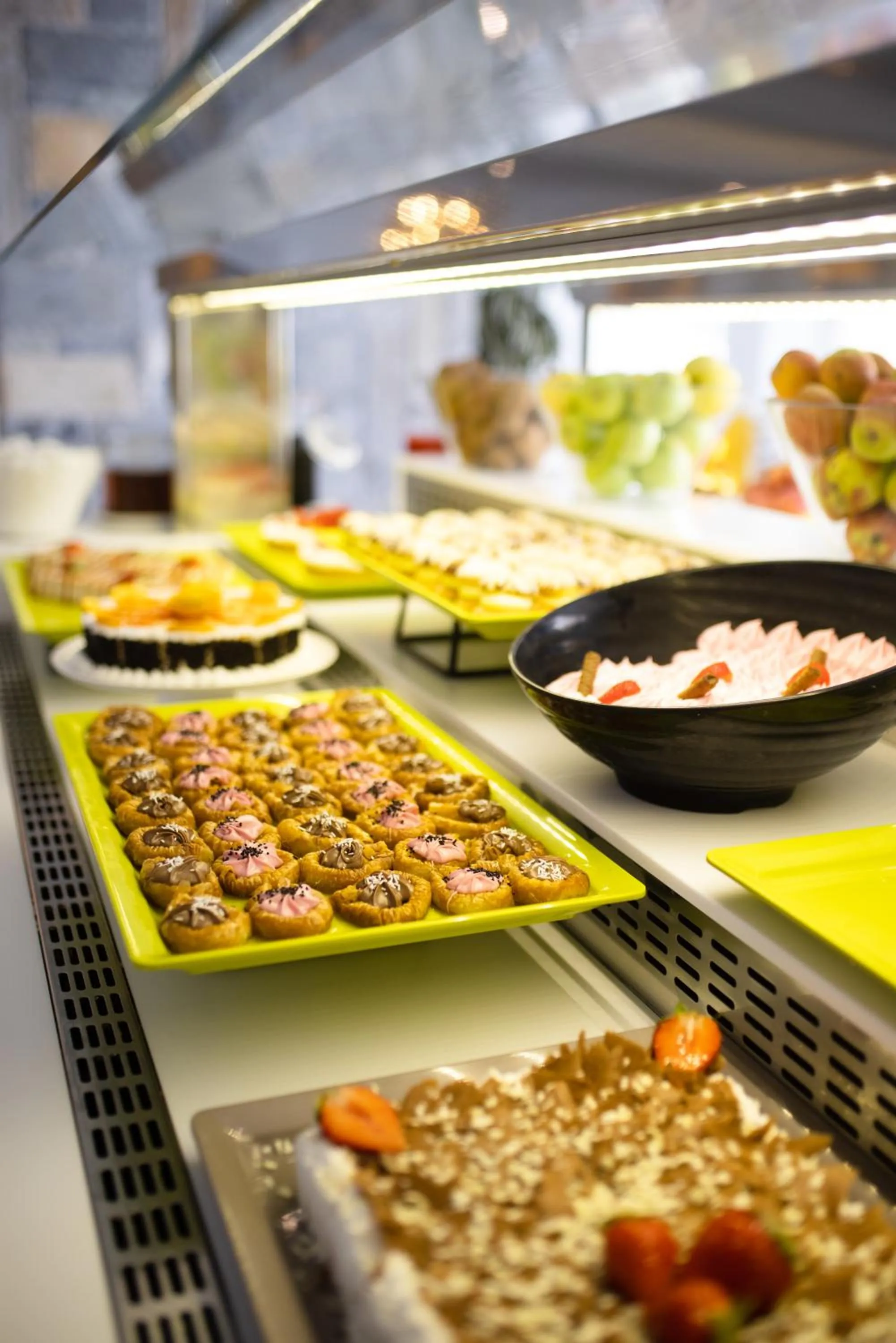 Restaurant/places to eat in Peninsula Resort & Spa