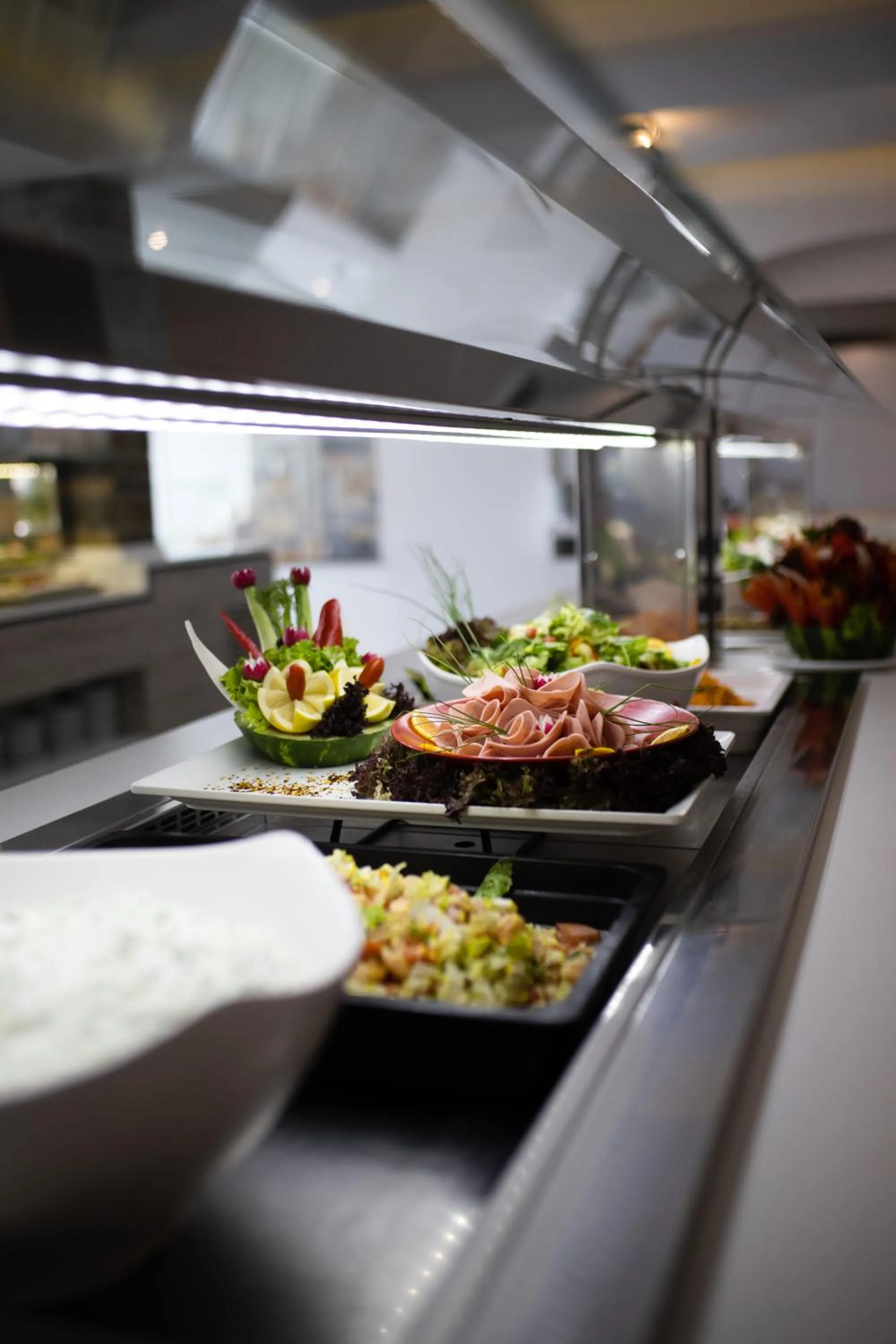 Restaurant/places to eat in Peninsula Resort & Spa