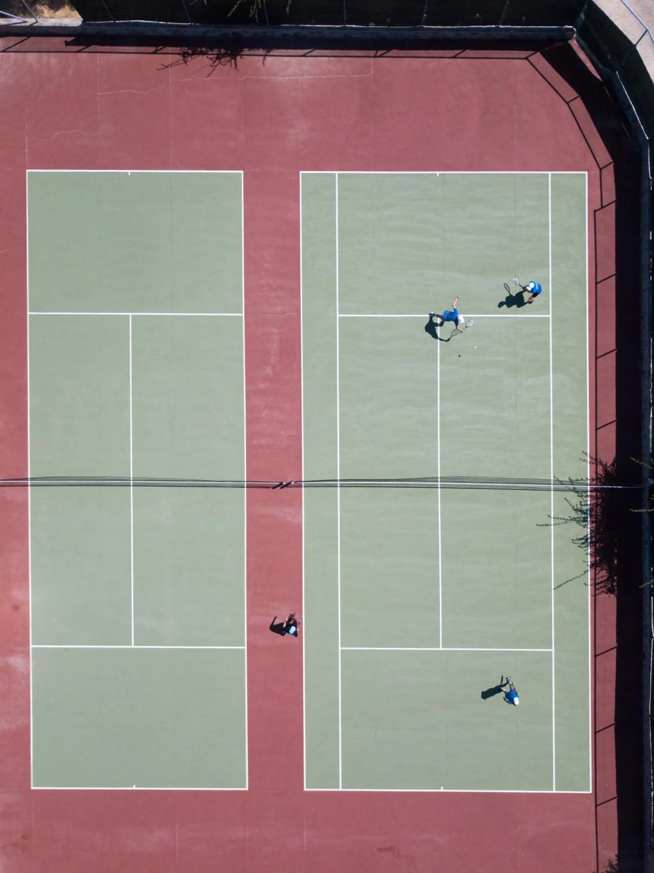 Tennis court in Peninsula Resort & Spa