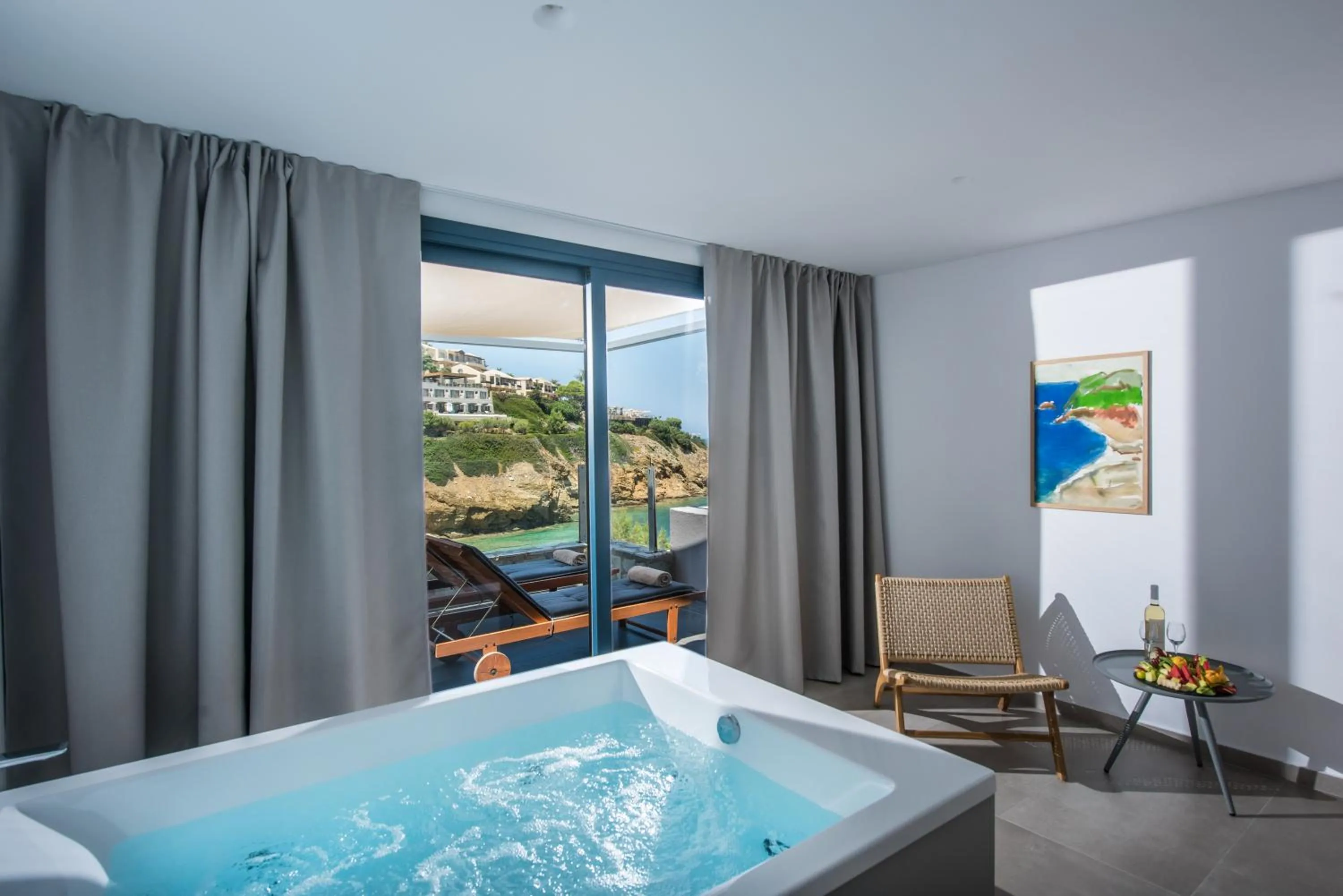 Hot Tub in Peninsula Resort & Spa