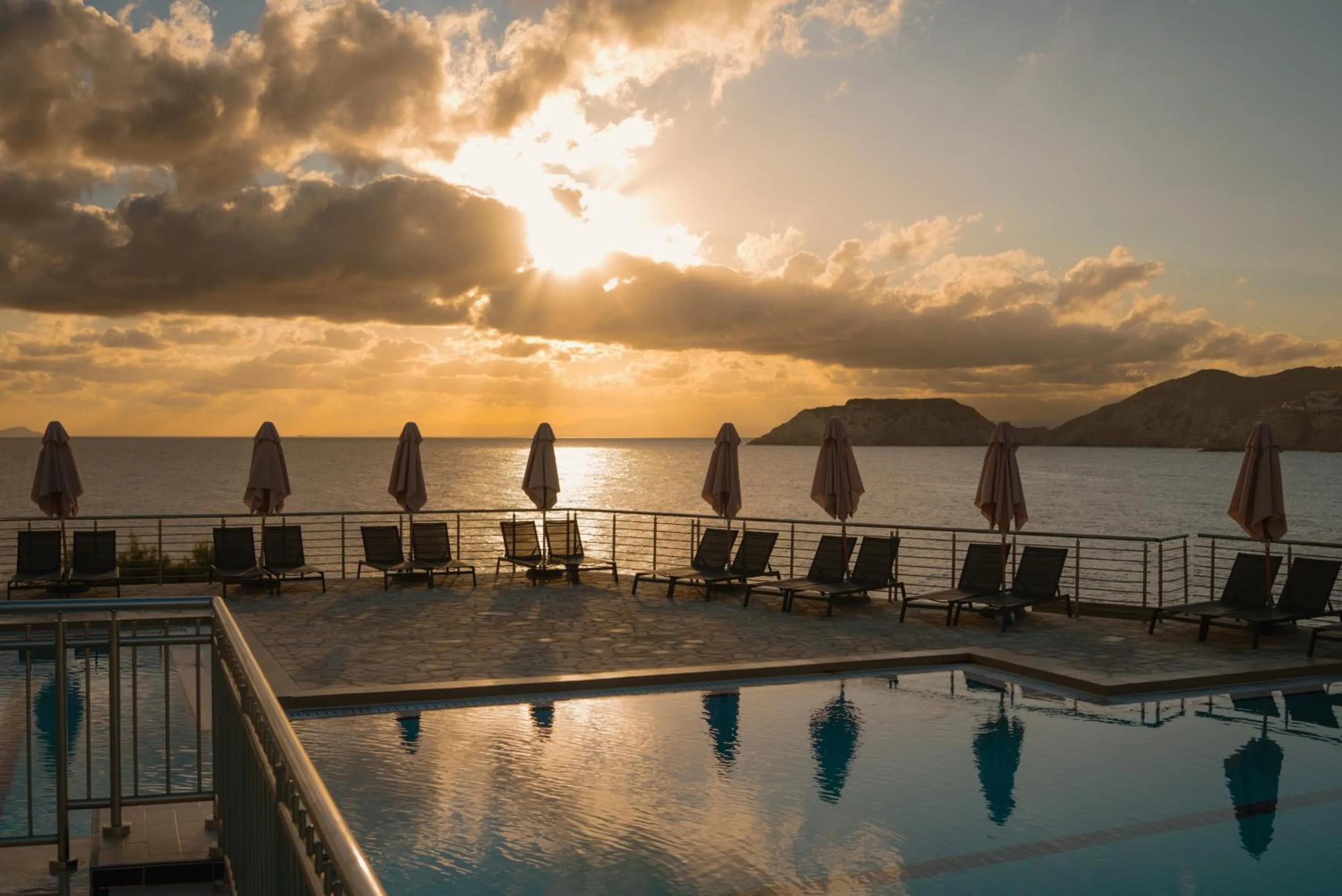 Swimming pool in Peninsula Resort & Spa