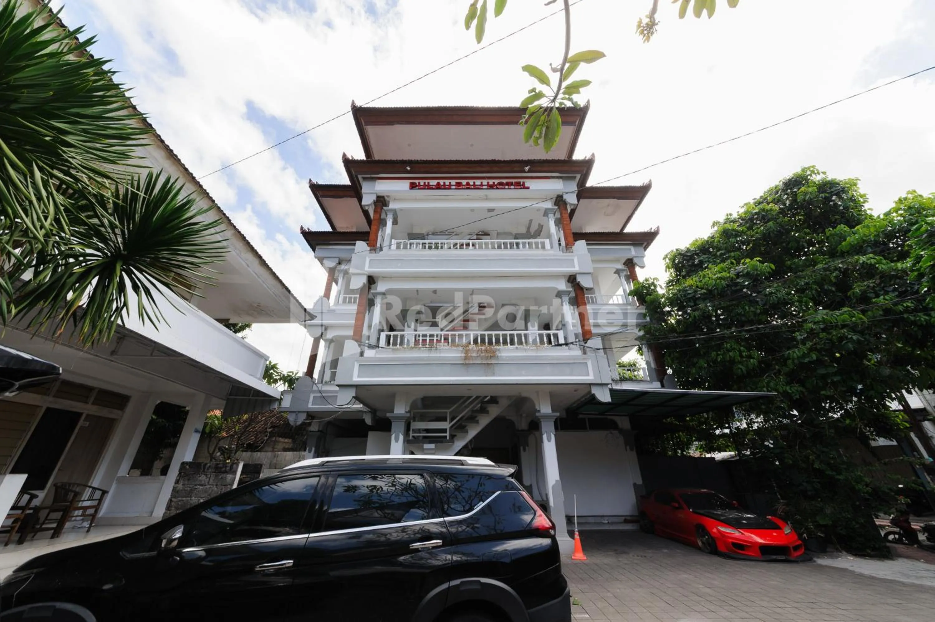 Facade/entrance in Pulau Bali Hotel Denpasar RedPartner