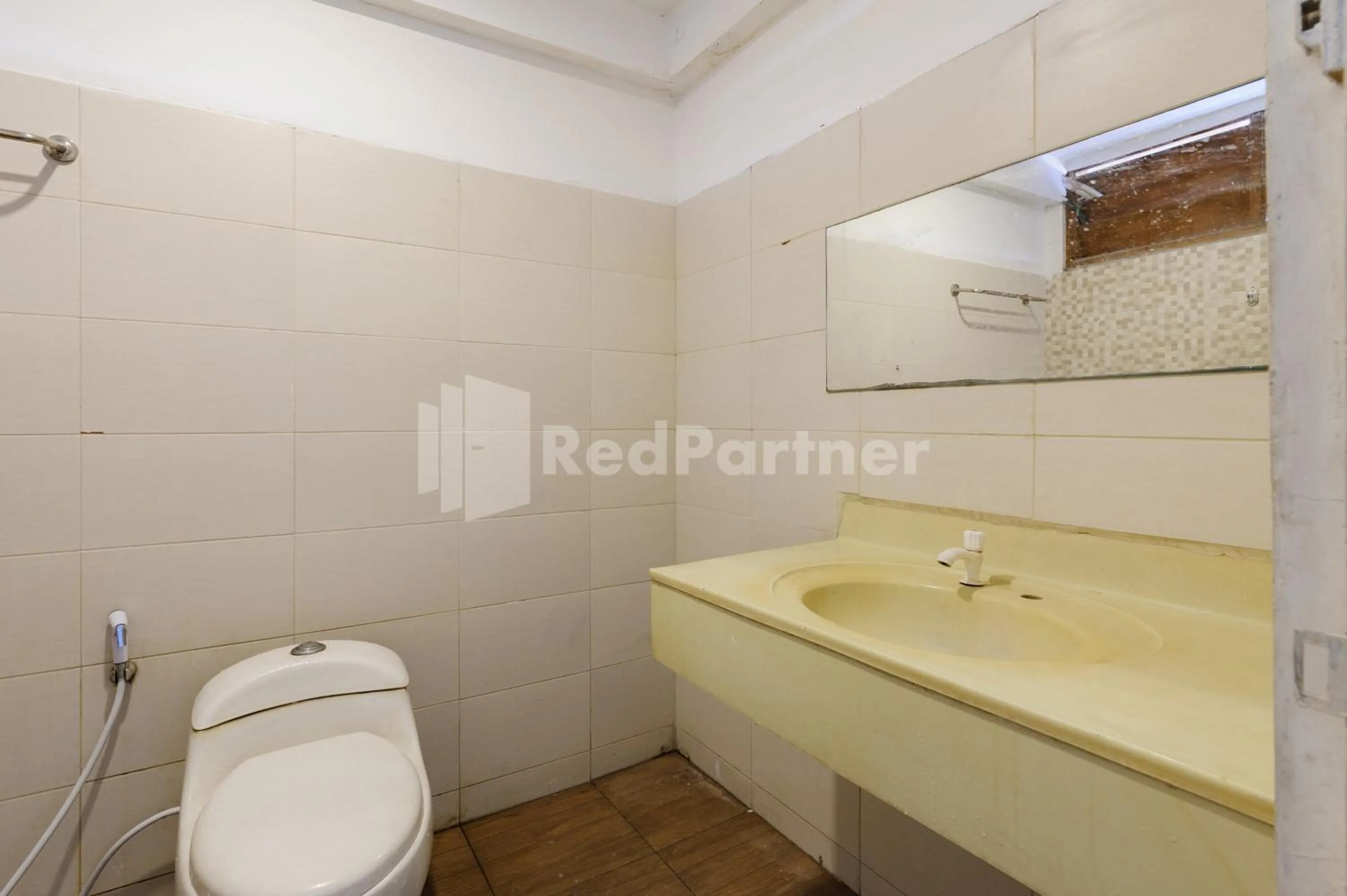 Bathroom in Pulau Bali Hotel Denpasar RedPartner