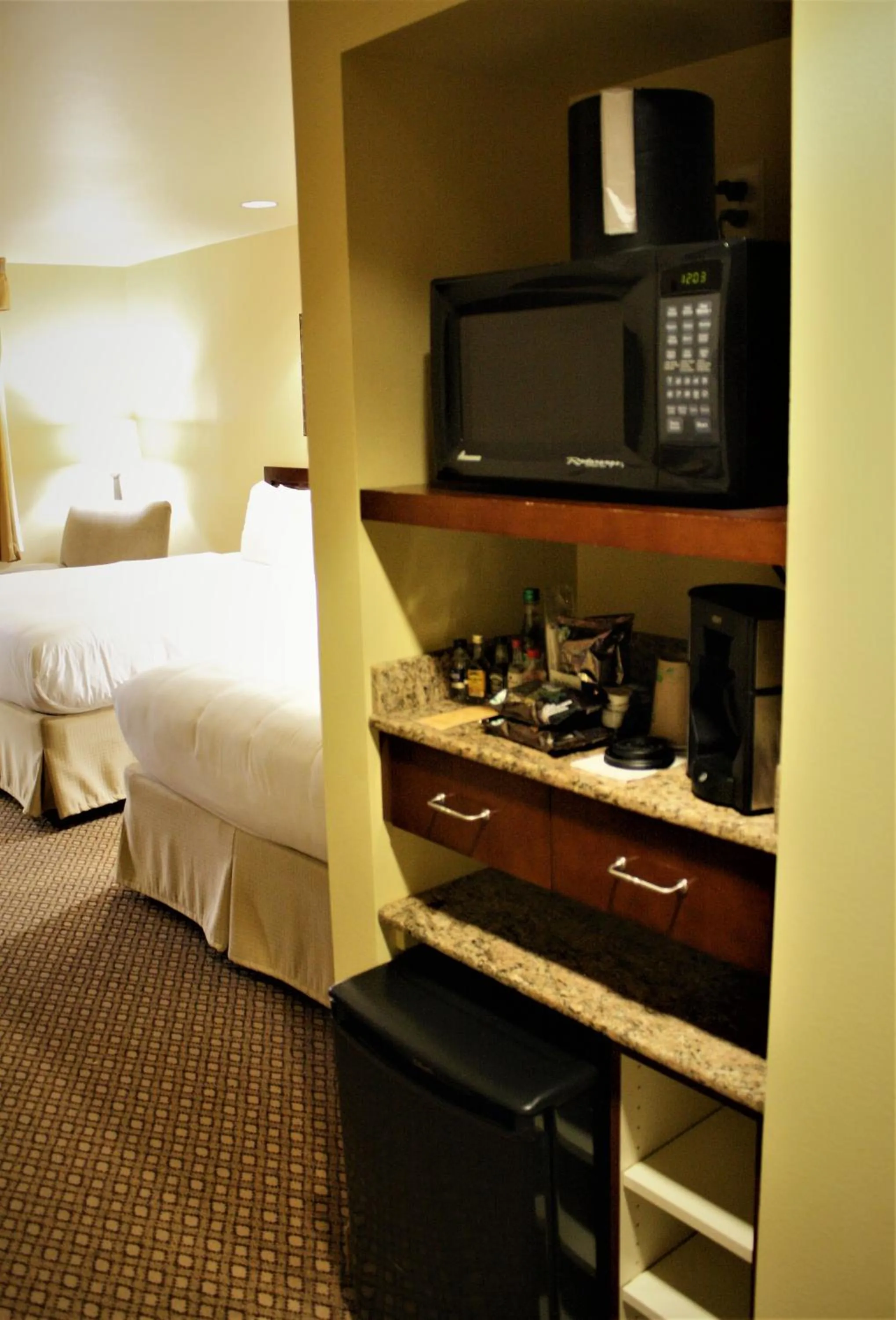 Bed in Jefferson Street Inn