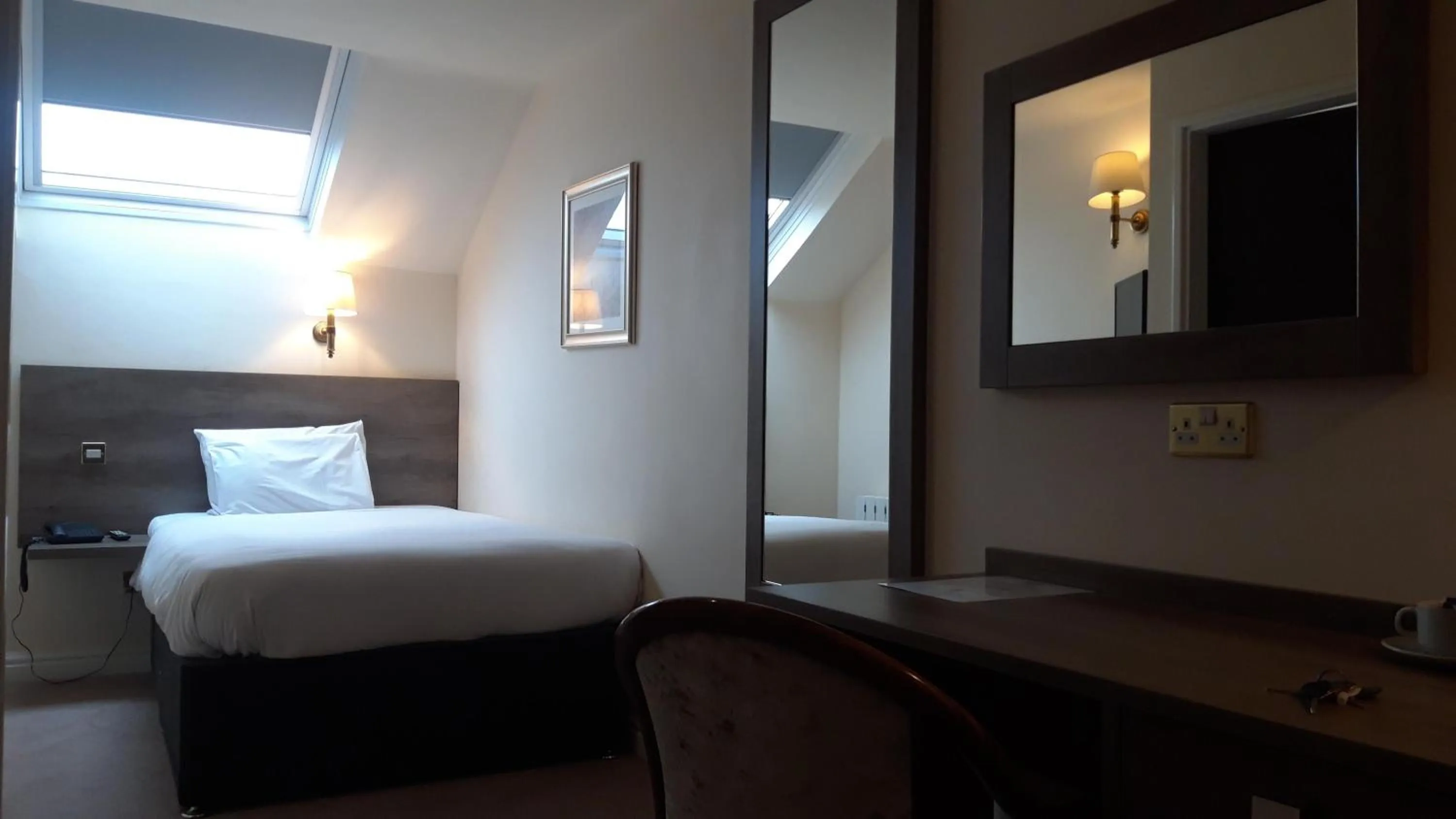 Property building, Bed in The Sitwell Arms Hotel