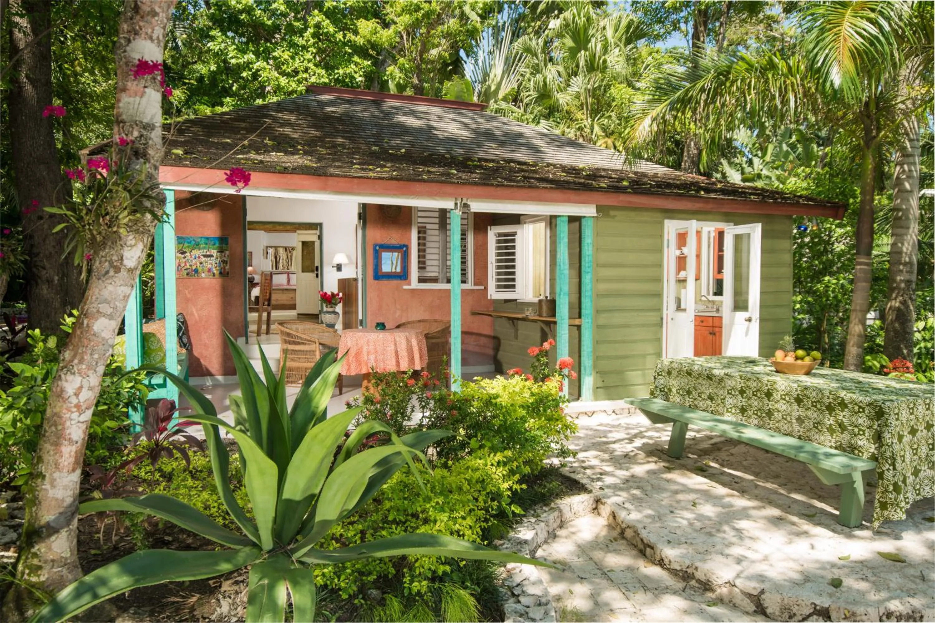 Photo of the whole room in GoldenEye