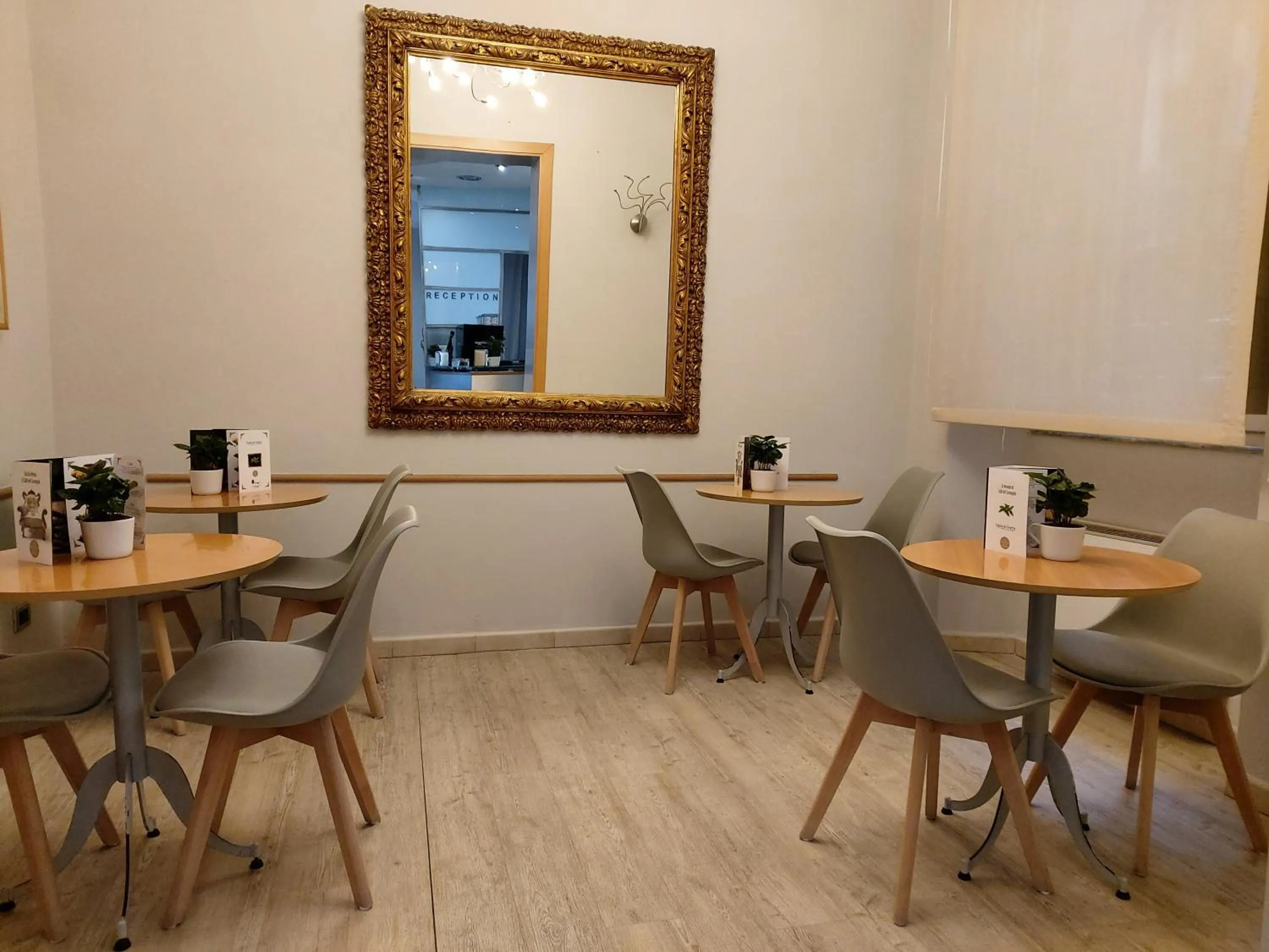 Restaurant/places to eat in Hotel Astor