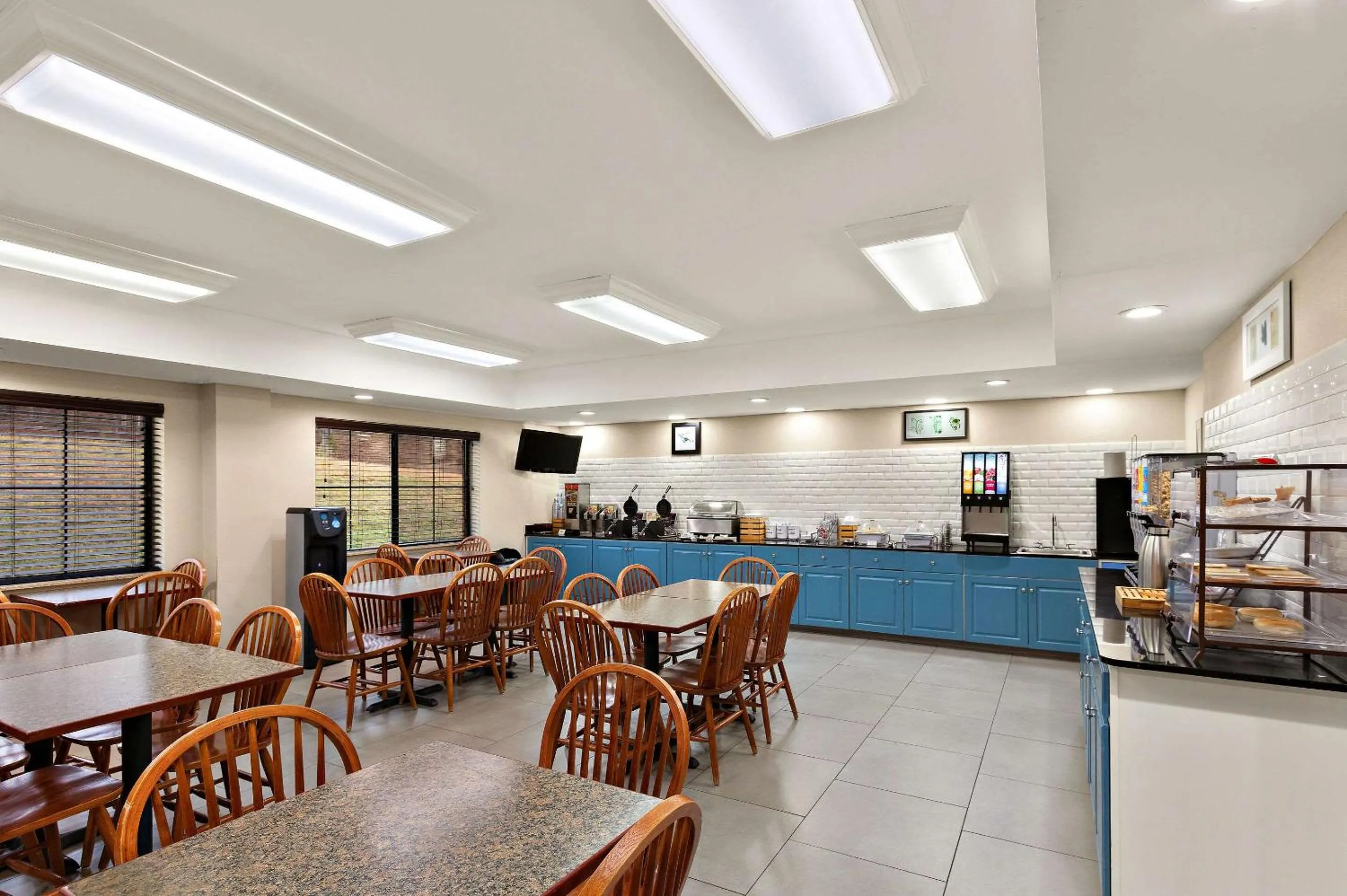 Breakfast in Country Inn & Suites by Radisson, Jonesborough-Johnson City West, TN