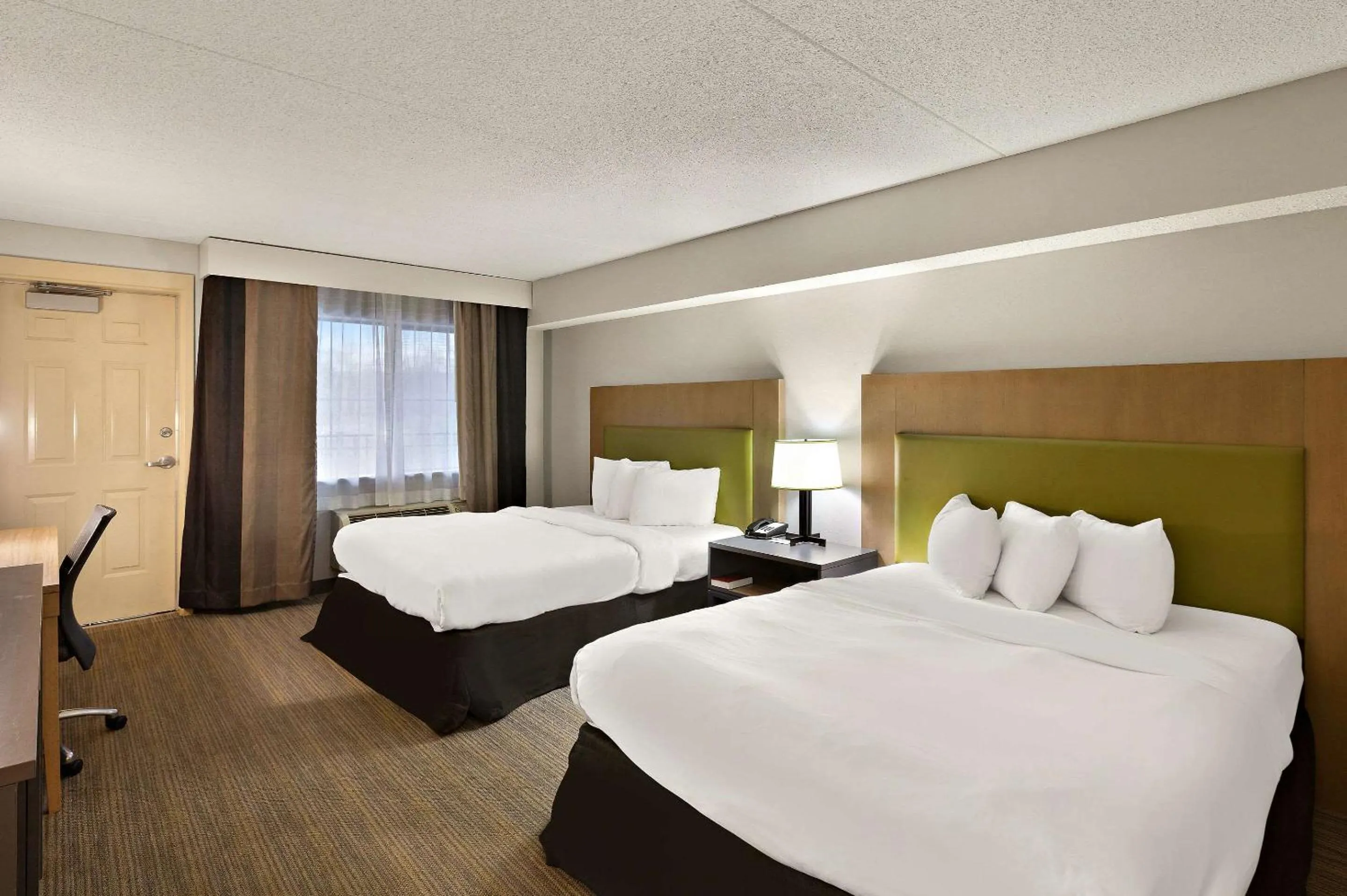 Bedroom, Bed in Country Inn & Suites by Radisson, Jonesborough-Johnson City West, TN