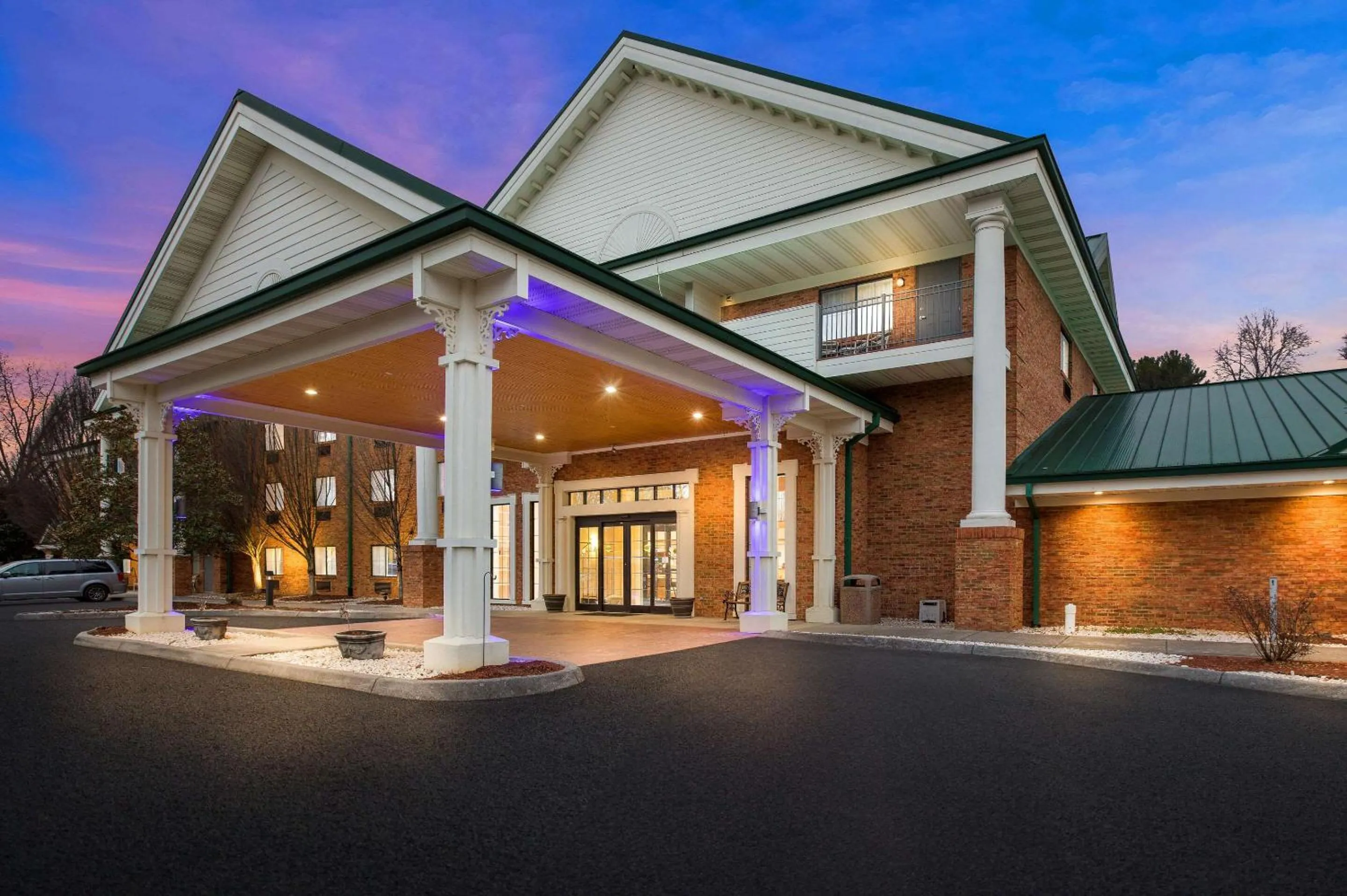 Property building in Country Inn & Suites by Radisson, Jonesborough-Johnson City West, TN