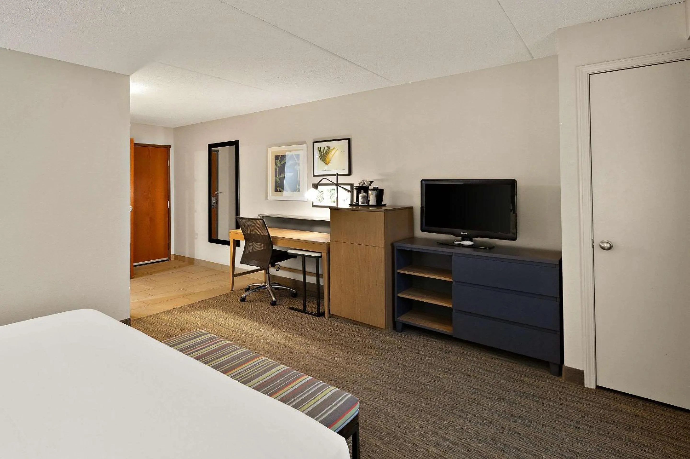 Bedroom, Bed in Country Inn & Suites by Radisson, Jonesborough-Johnson City West, TN