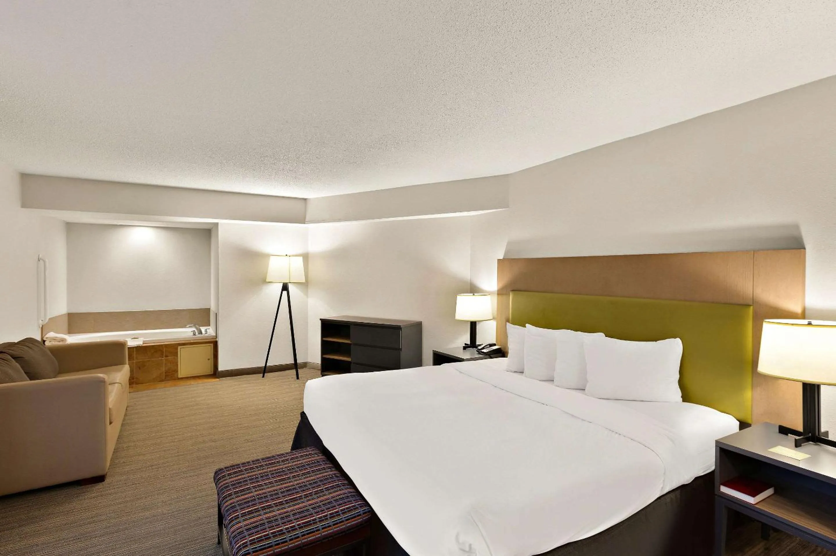 Bedroom, Bed in Country Inn & Suites by Radisson, Jonesborough-Johnson City West, TN