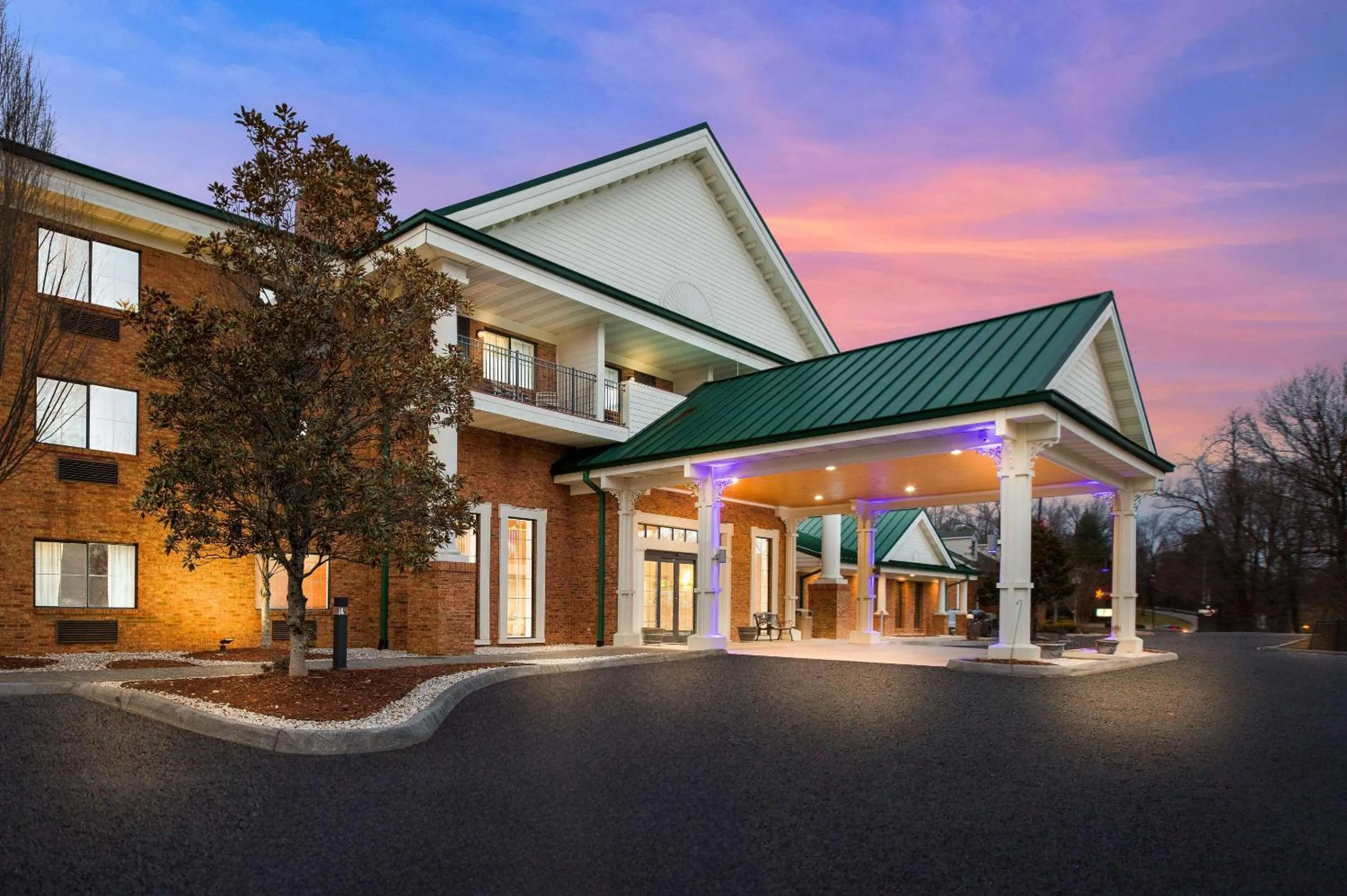 Property building in Country Inn & Suites by Radisson, Jonesborough-Johnson City West, TN