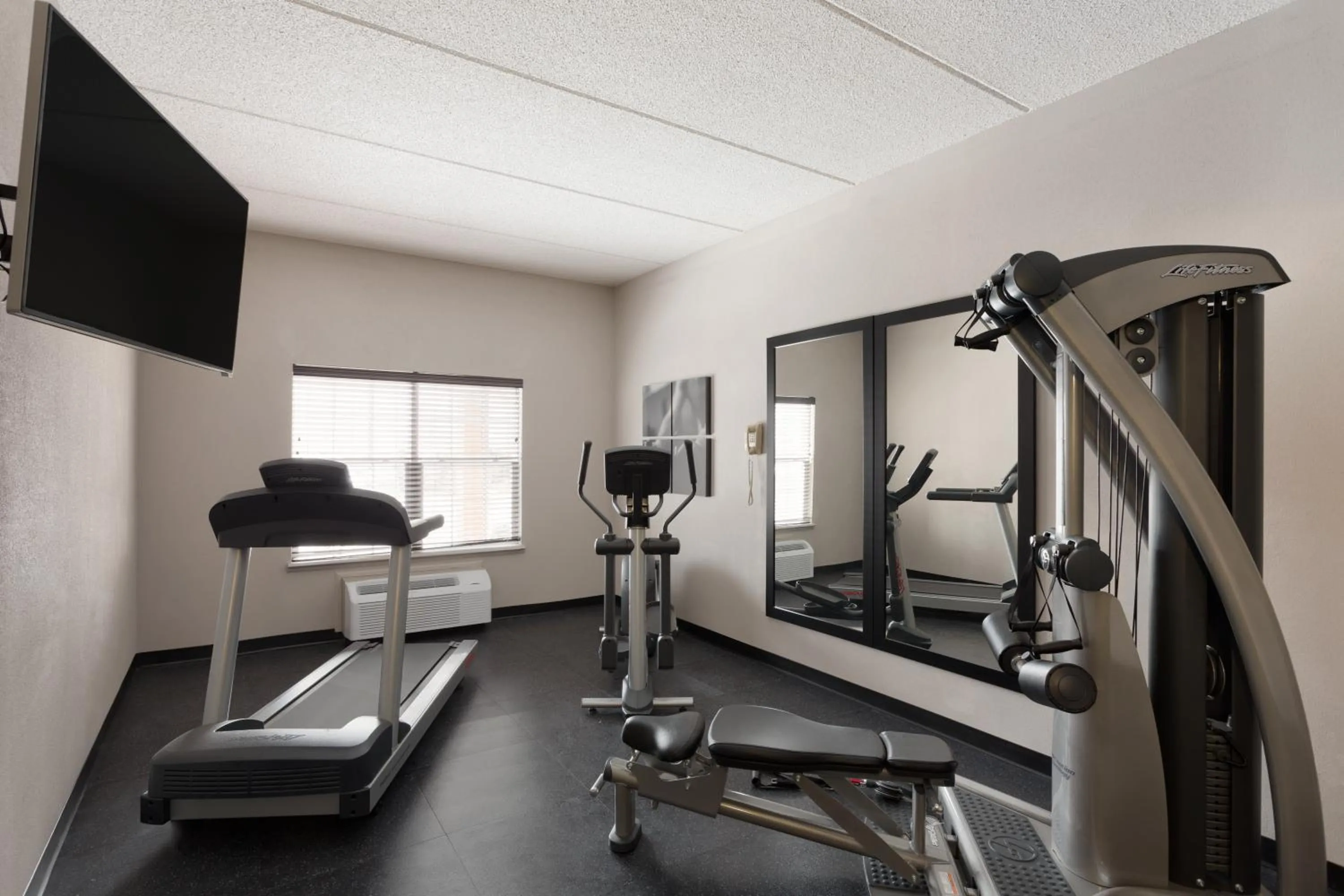 Fitness centre/facilities in Country Inn & Suites by Radisson, Jackson, TN