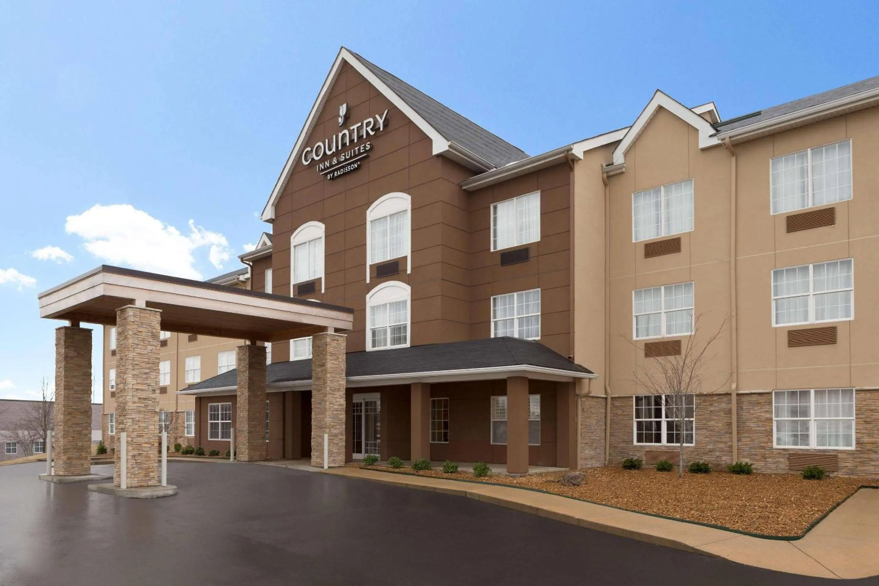 Property building in Country Inn & Suites by Radisson, Jackson, TN