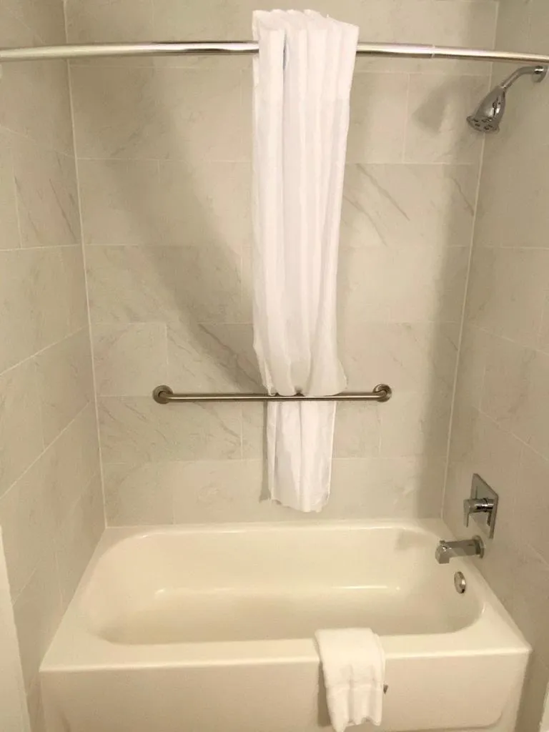 Bath in Country Inn & Suites by Radisson, Jackson, TN