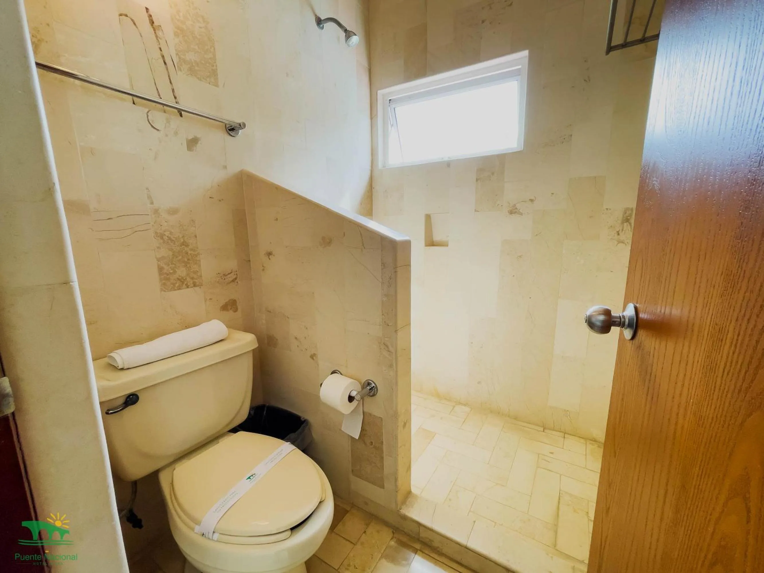 Shower in Hotel Puente Nacional & Spa