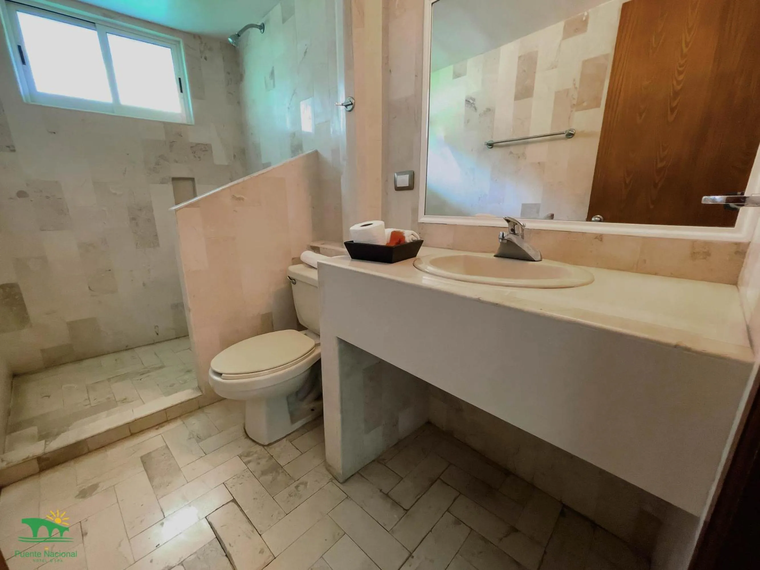 Shower in Hotel Puente Nacional & Spa