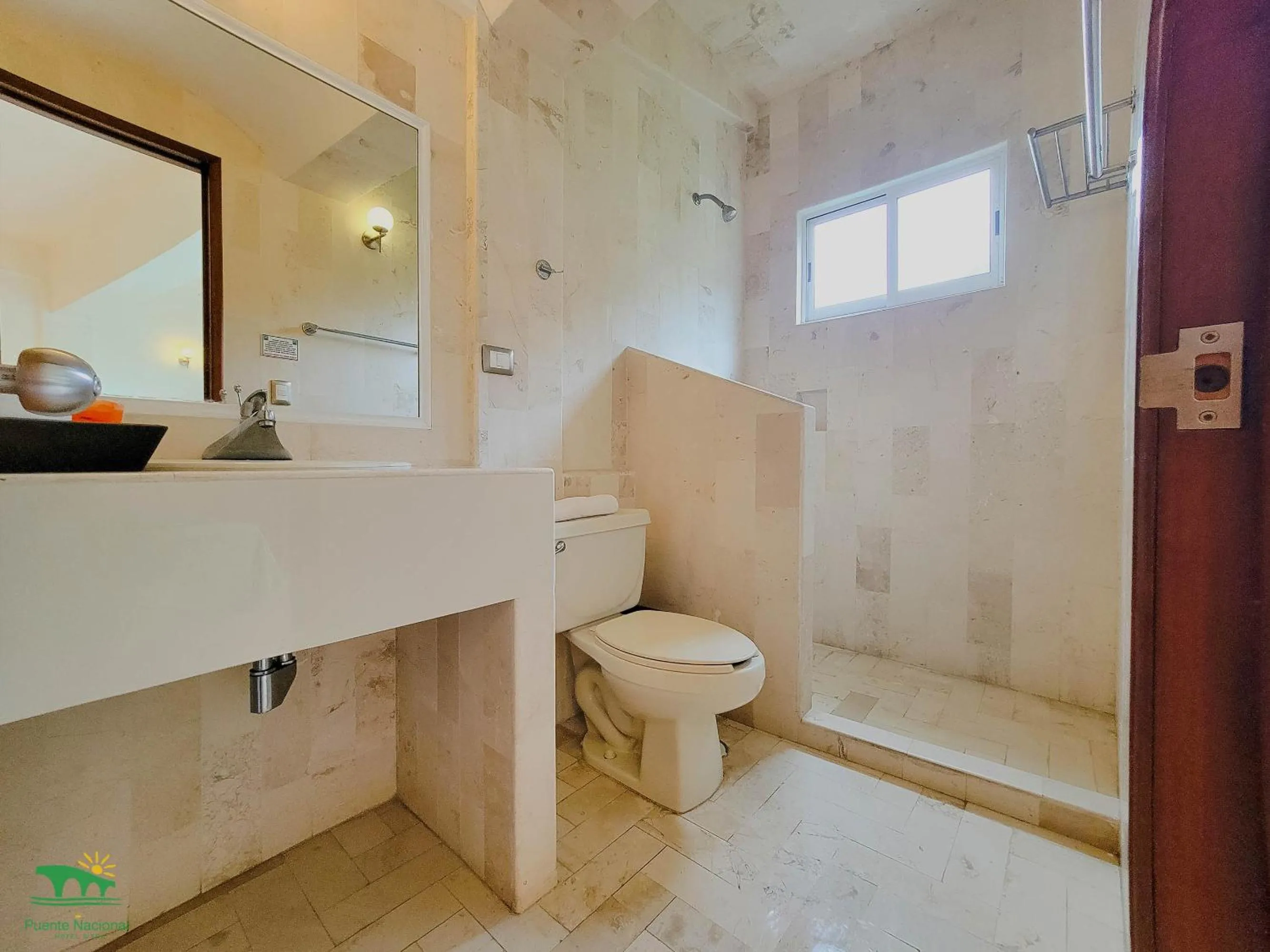 Shower in Hotel Puente Nacional & Spa