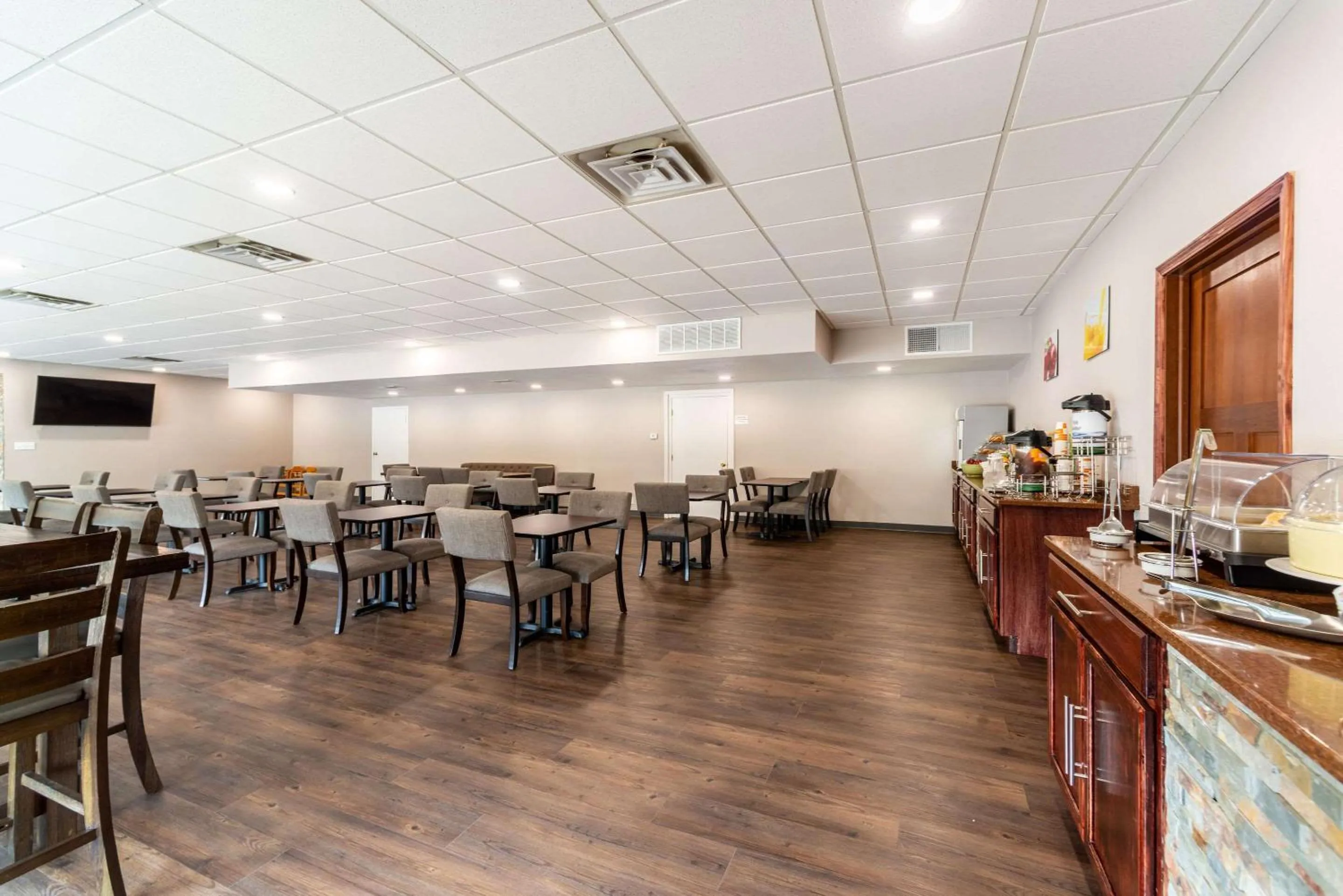 Breakfast in Quality Inn & Suites Vandalia near I-70 and Hwy 51