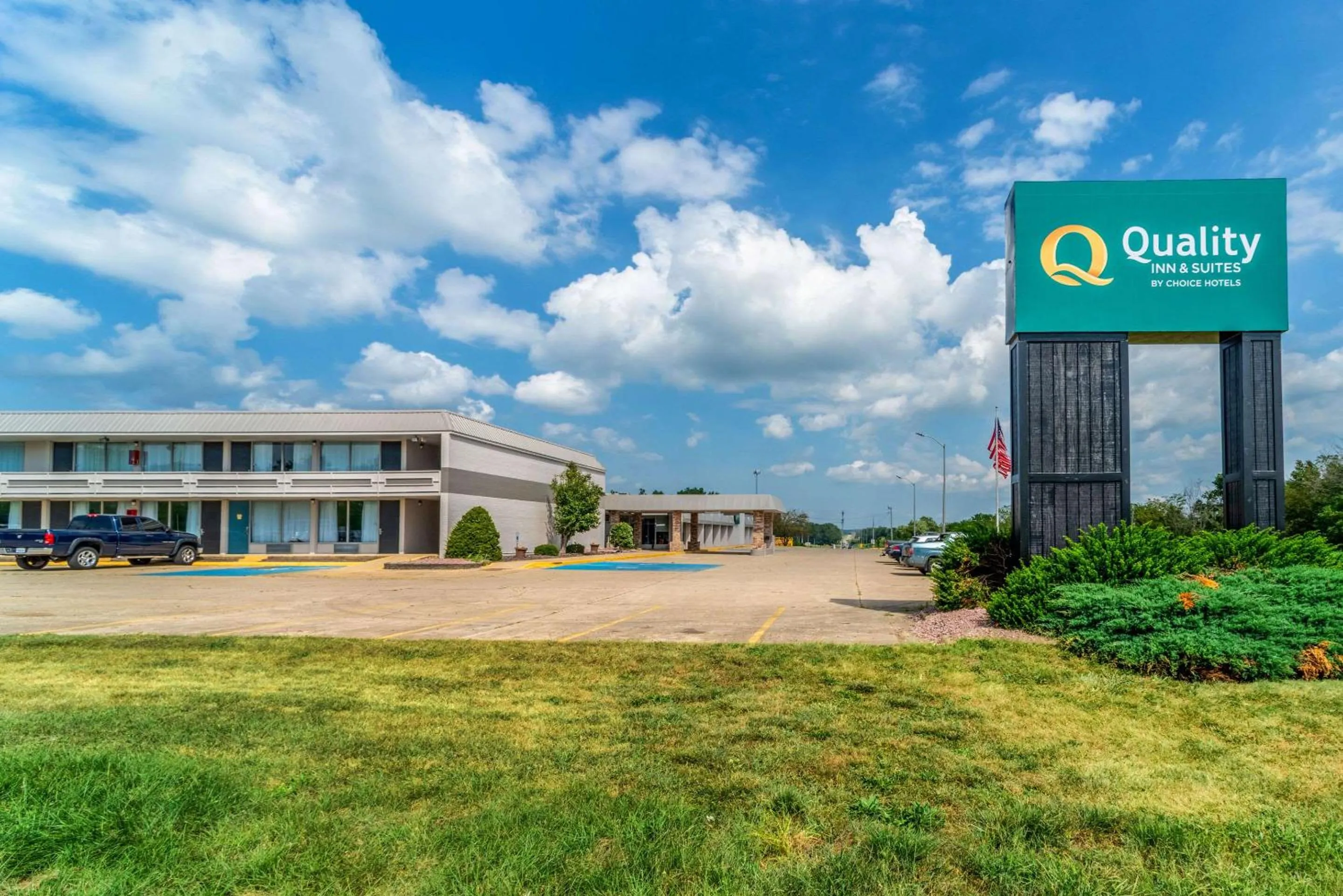 Property building in Quality Inn & Suites Vandalia near I-70 and Hwy 51