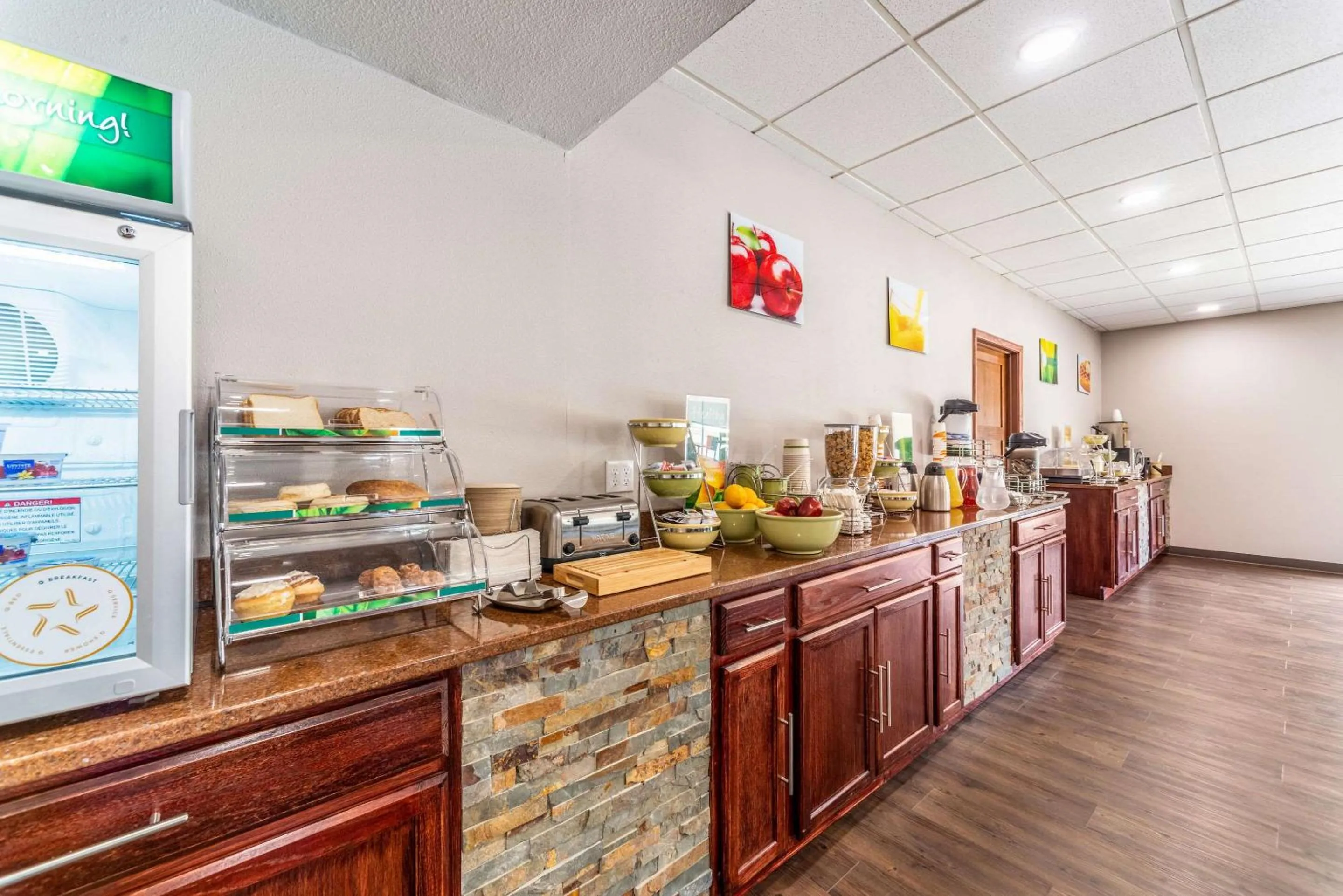 Breakfast in Quality Inn & Suites Vandalia near I-70 and Hwy 51