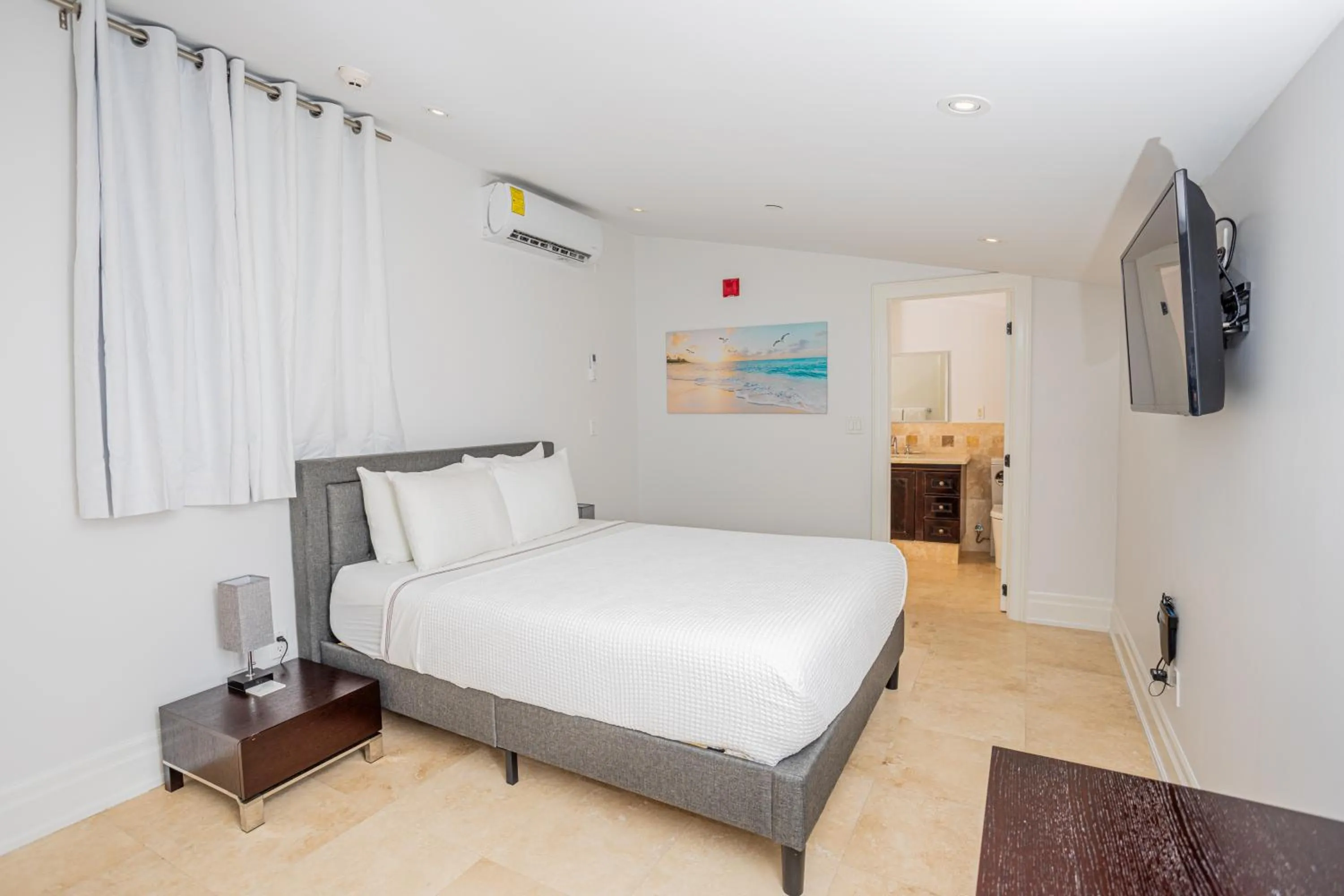 Communal lounge/ TV room, Bed in The Atrium Resort