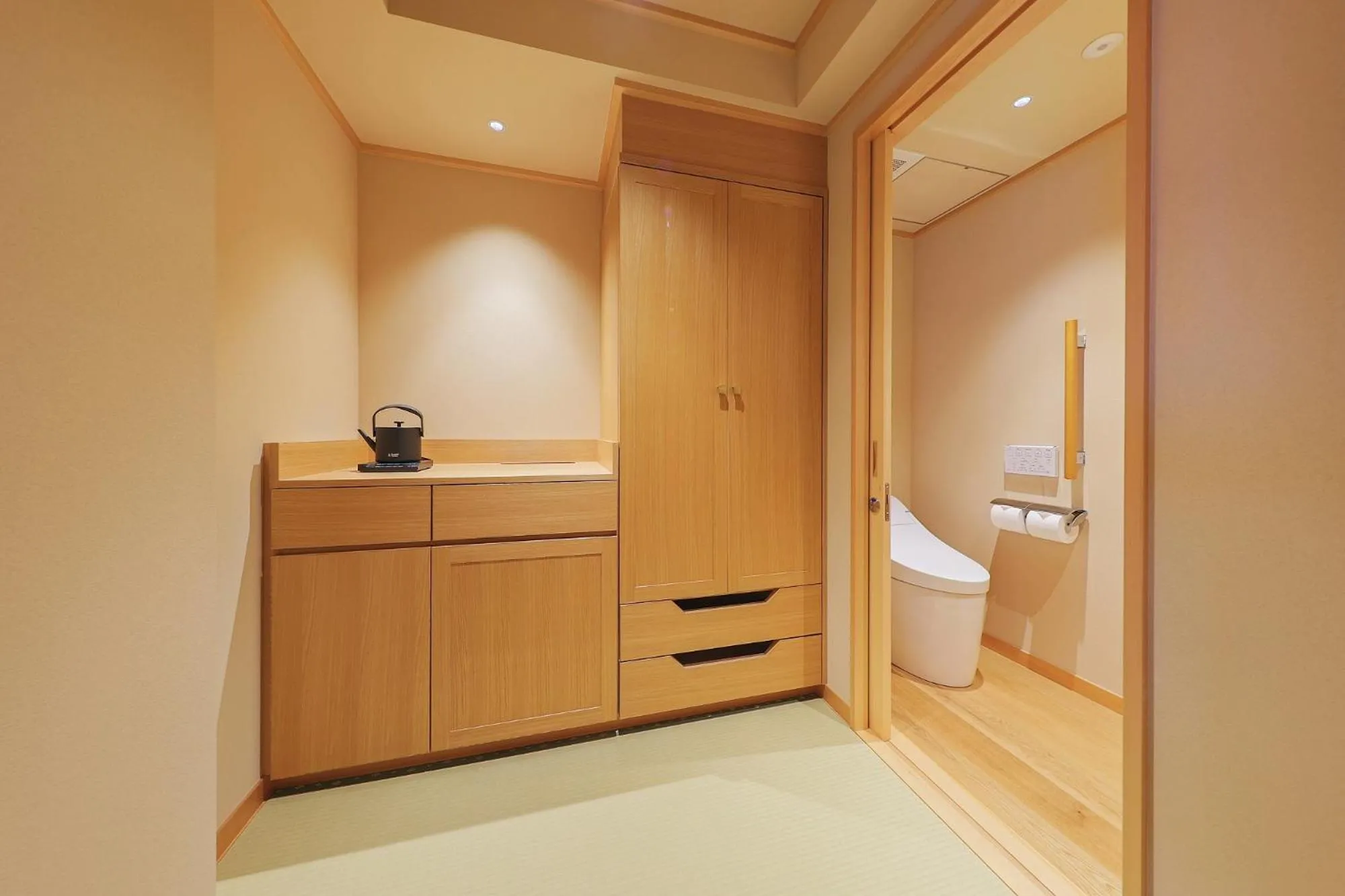 Photo of the whole room in Kaike Shogetsu