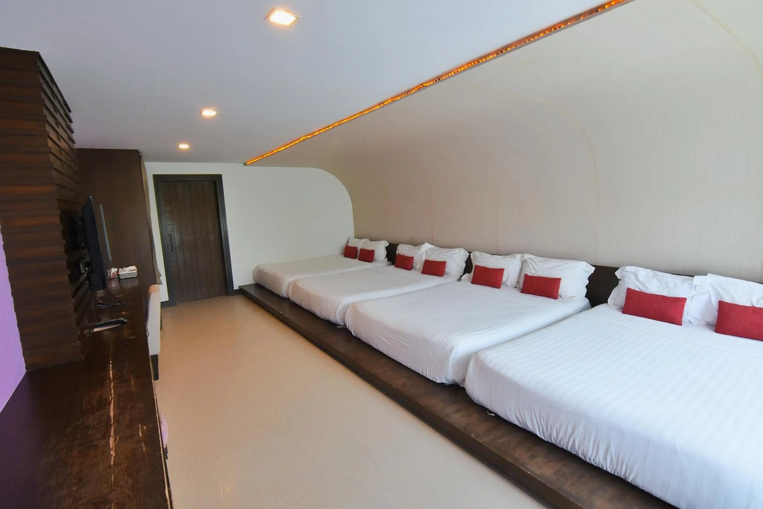Photo of the whole room, Bed in Suan Sai Yok Resort