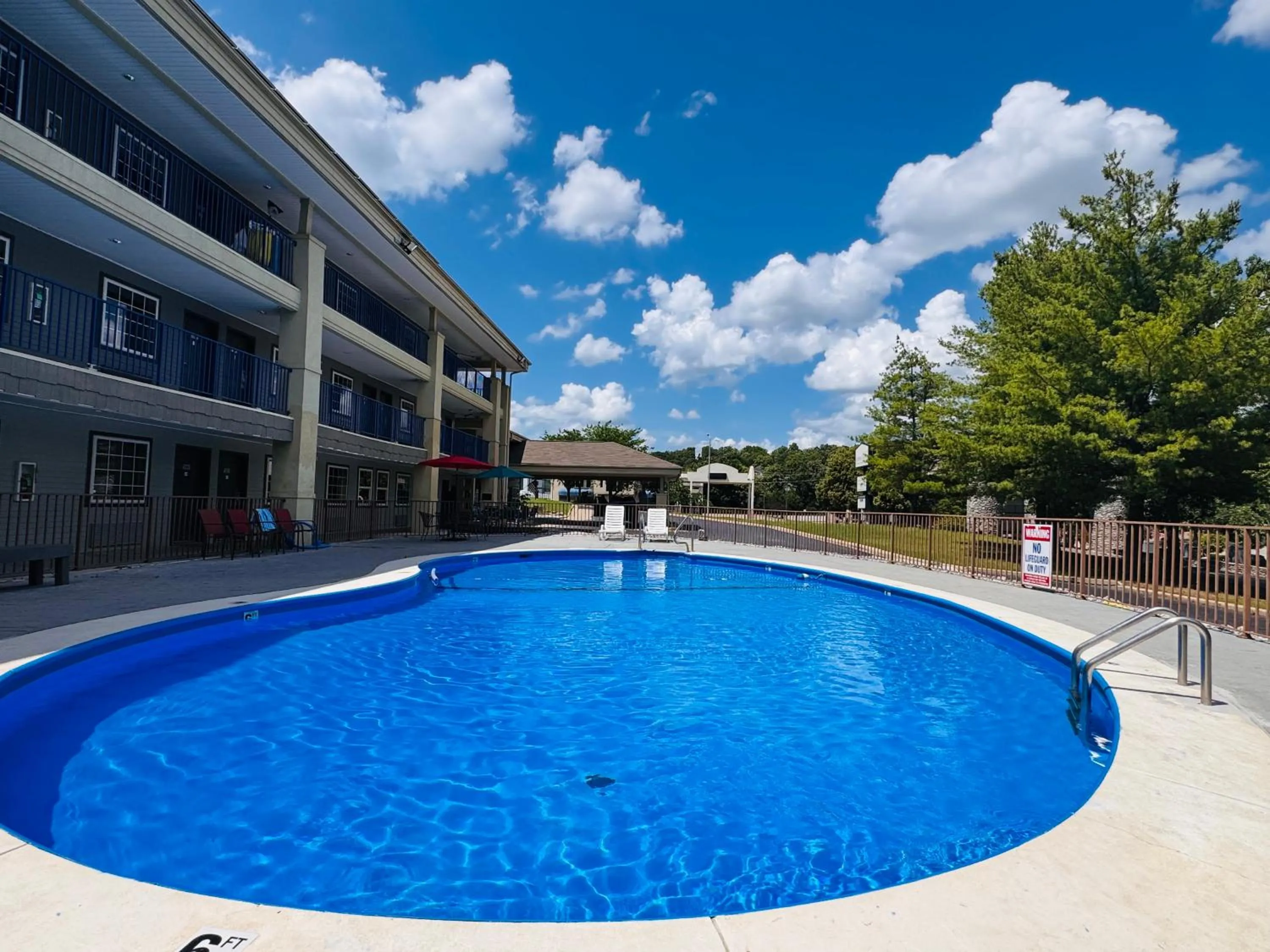 Swimming pool in Wander Inn