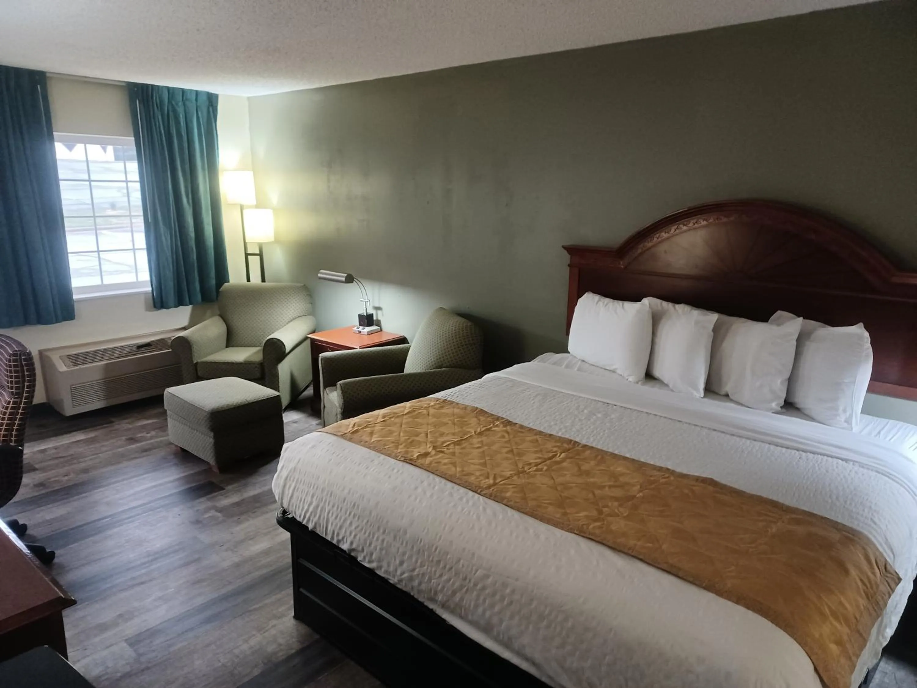 Photo of the whole room, Bed in Docker's Inn