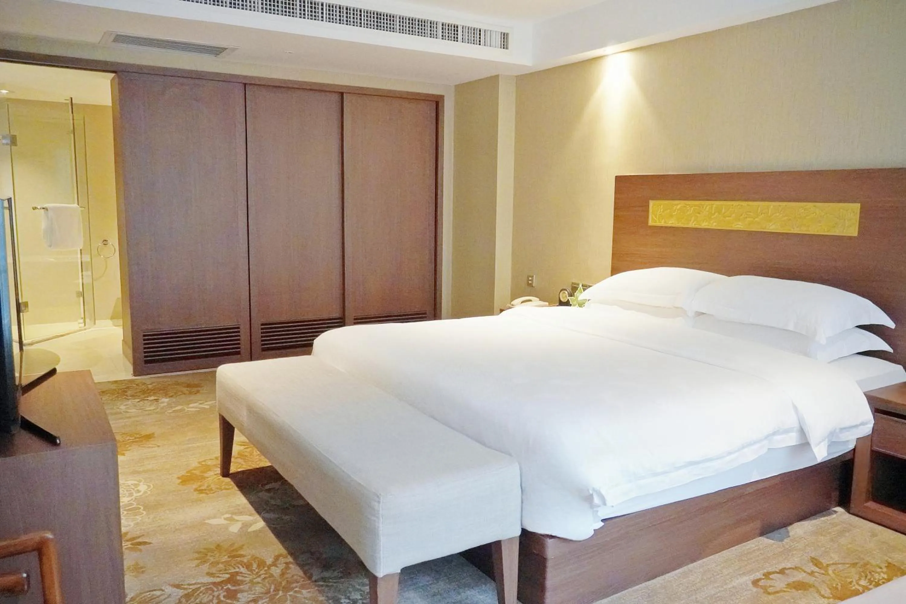 Bed in Landmark International Hotel