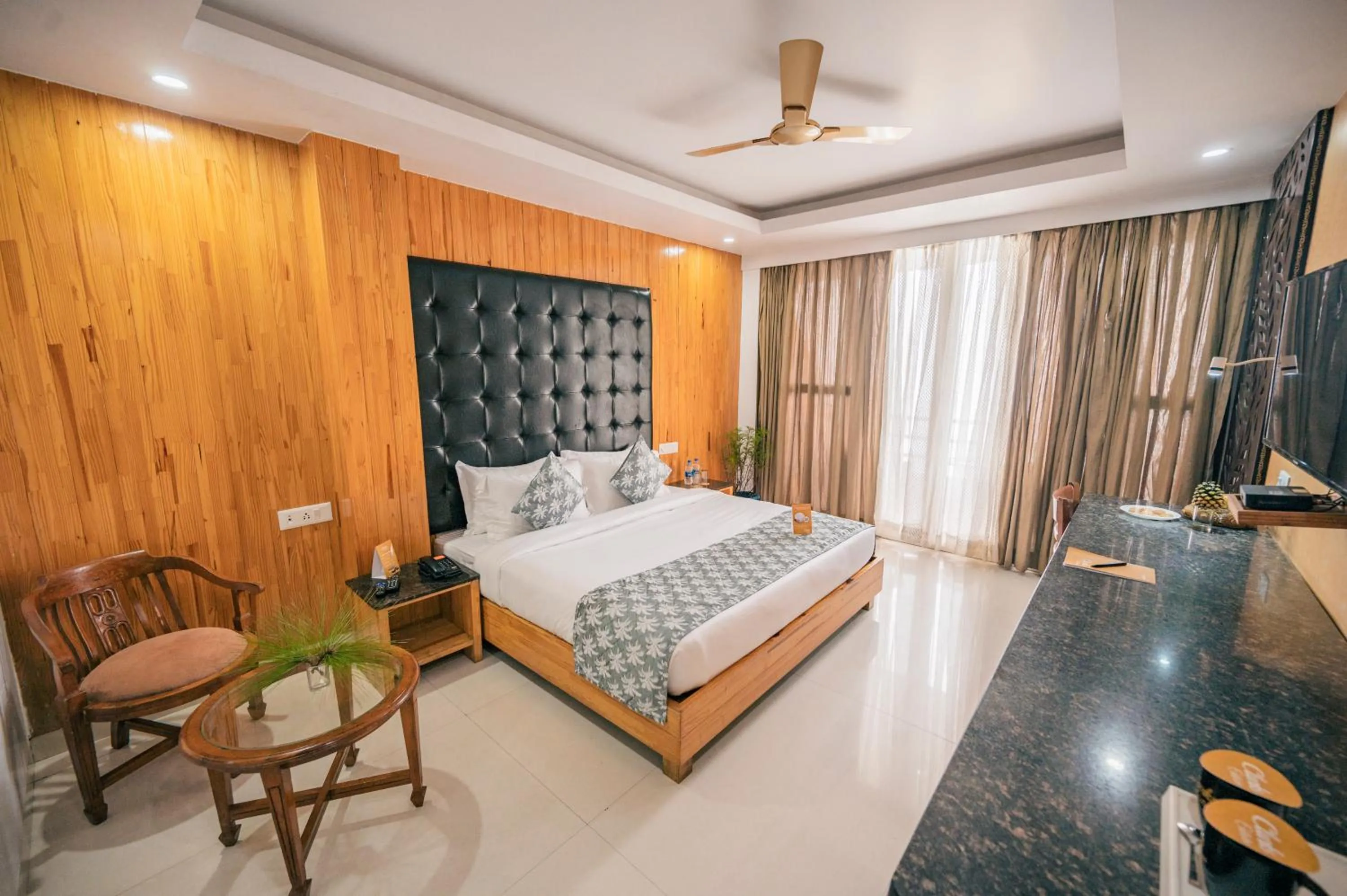 Photo of the whole room, Bed in Clarks Collection Lansdowne