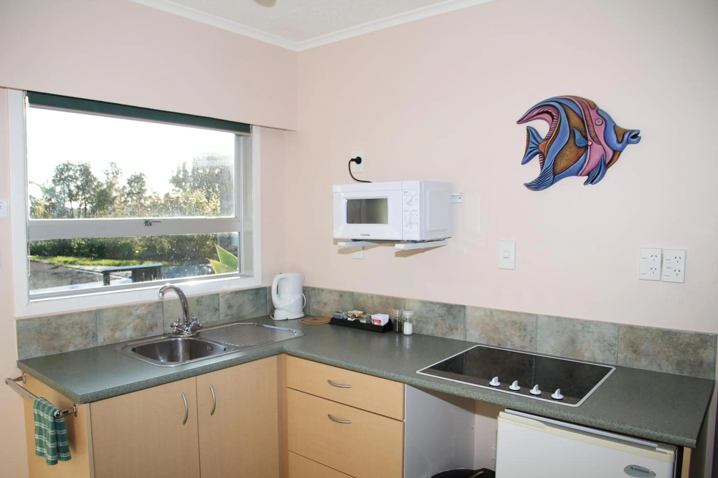 Coffee/tea facilities in Cook's Lookout Motel