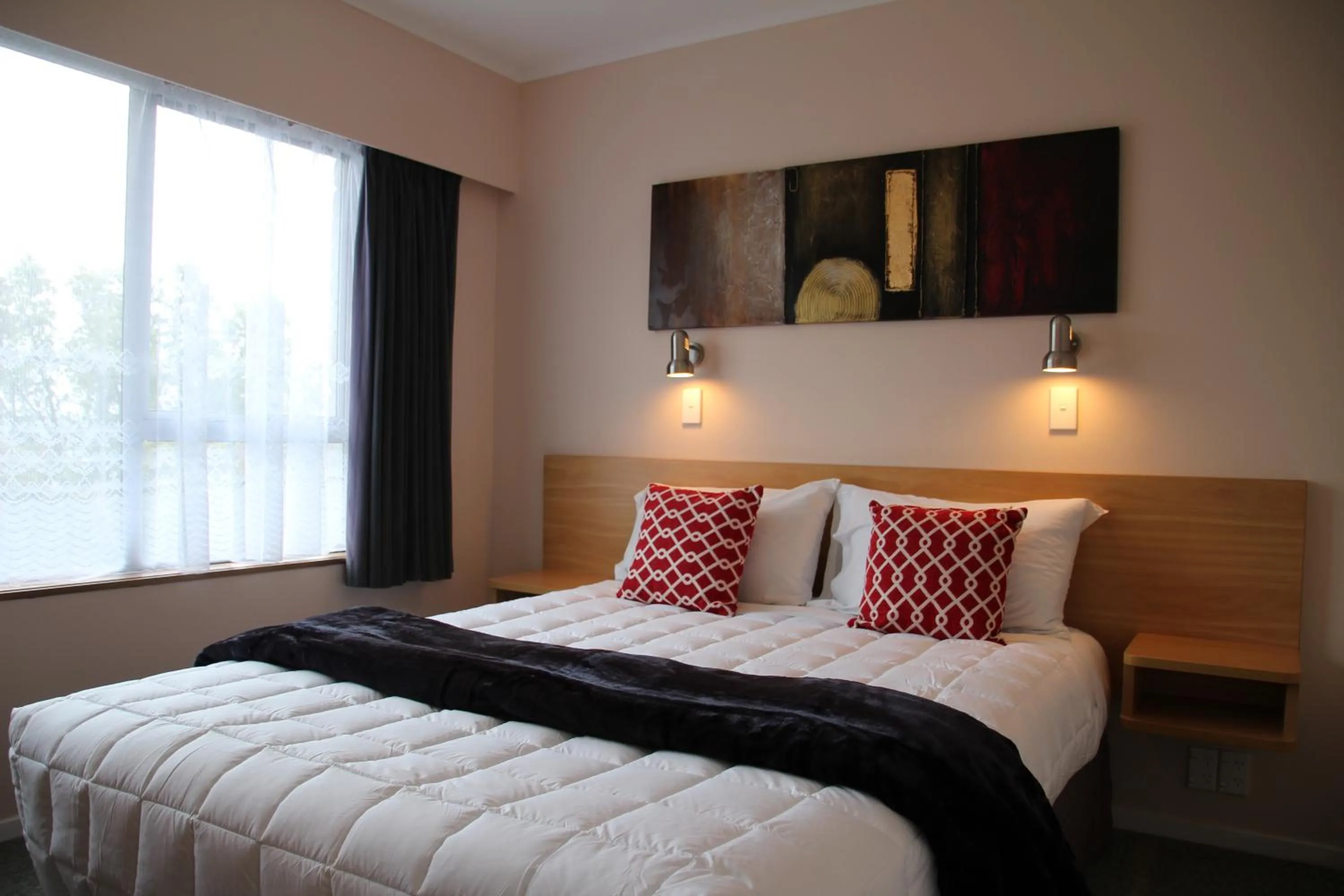 Bed in Cook's Lookout Motel