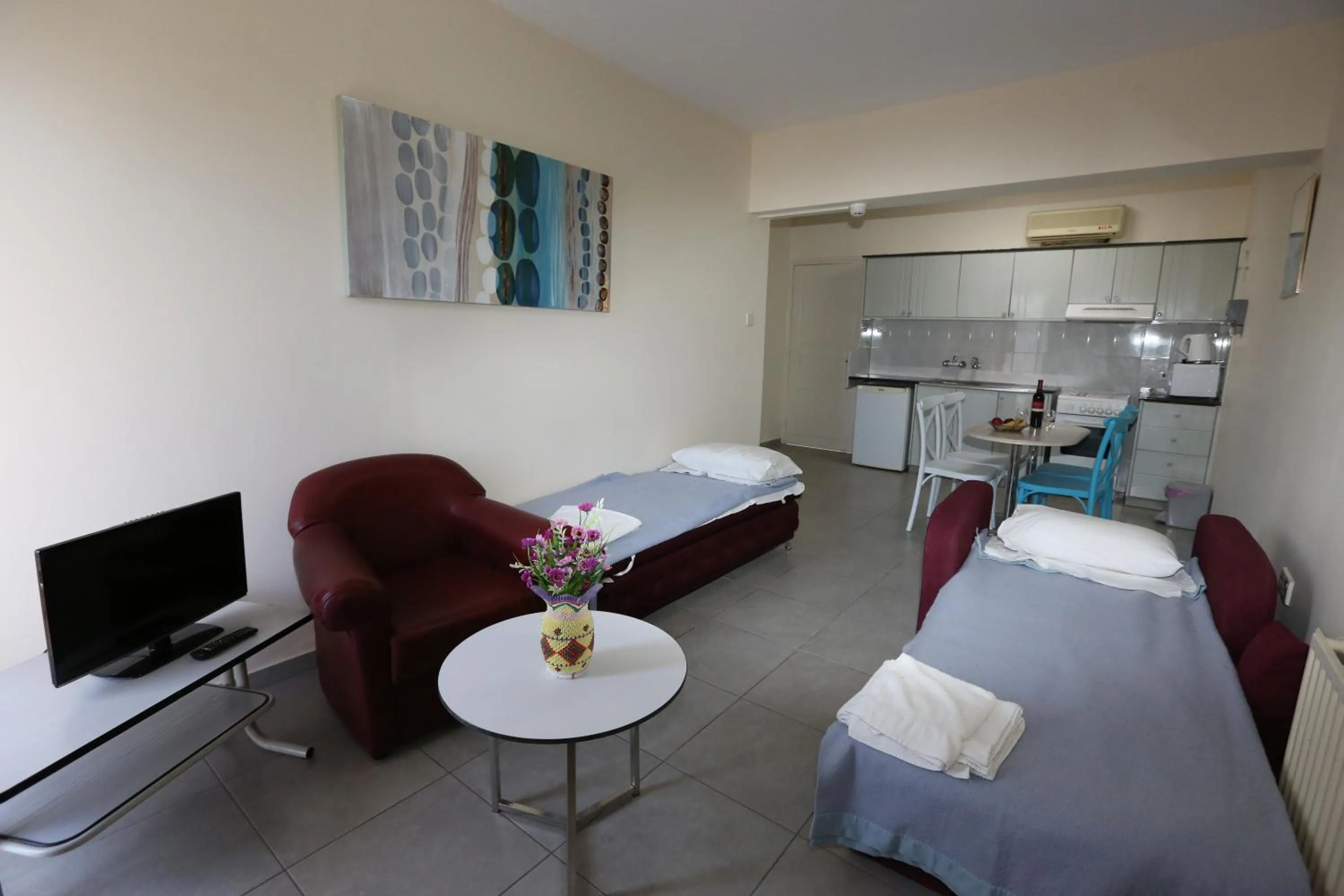 Living room, Bed in Sunquest Gardens Holiday Resort