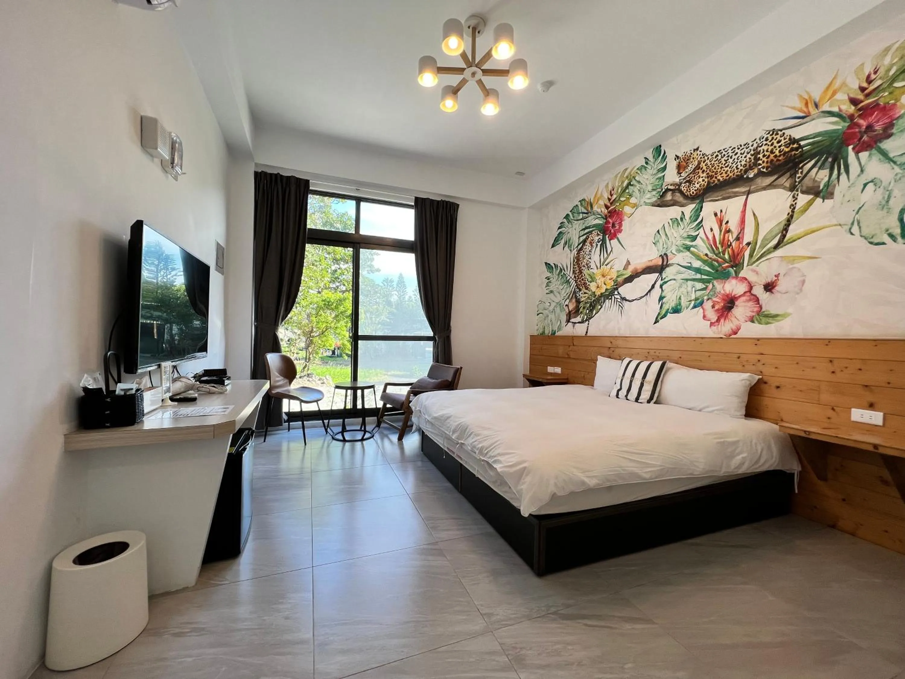 TV and multimedia, Bed in Kenting Peninsula Inn