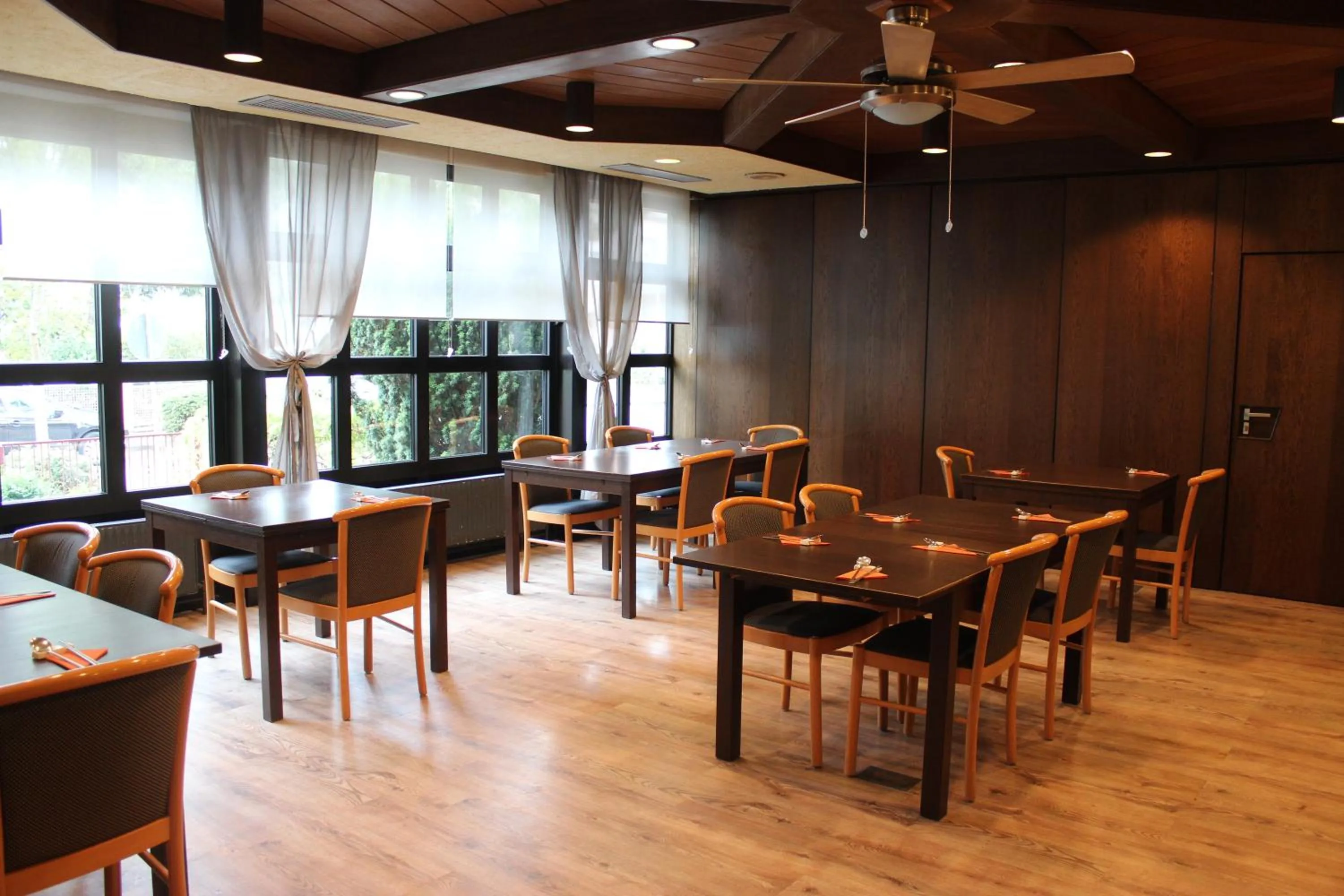 Restaurant/places to eat in Hotel Gaya