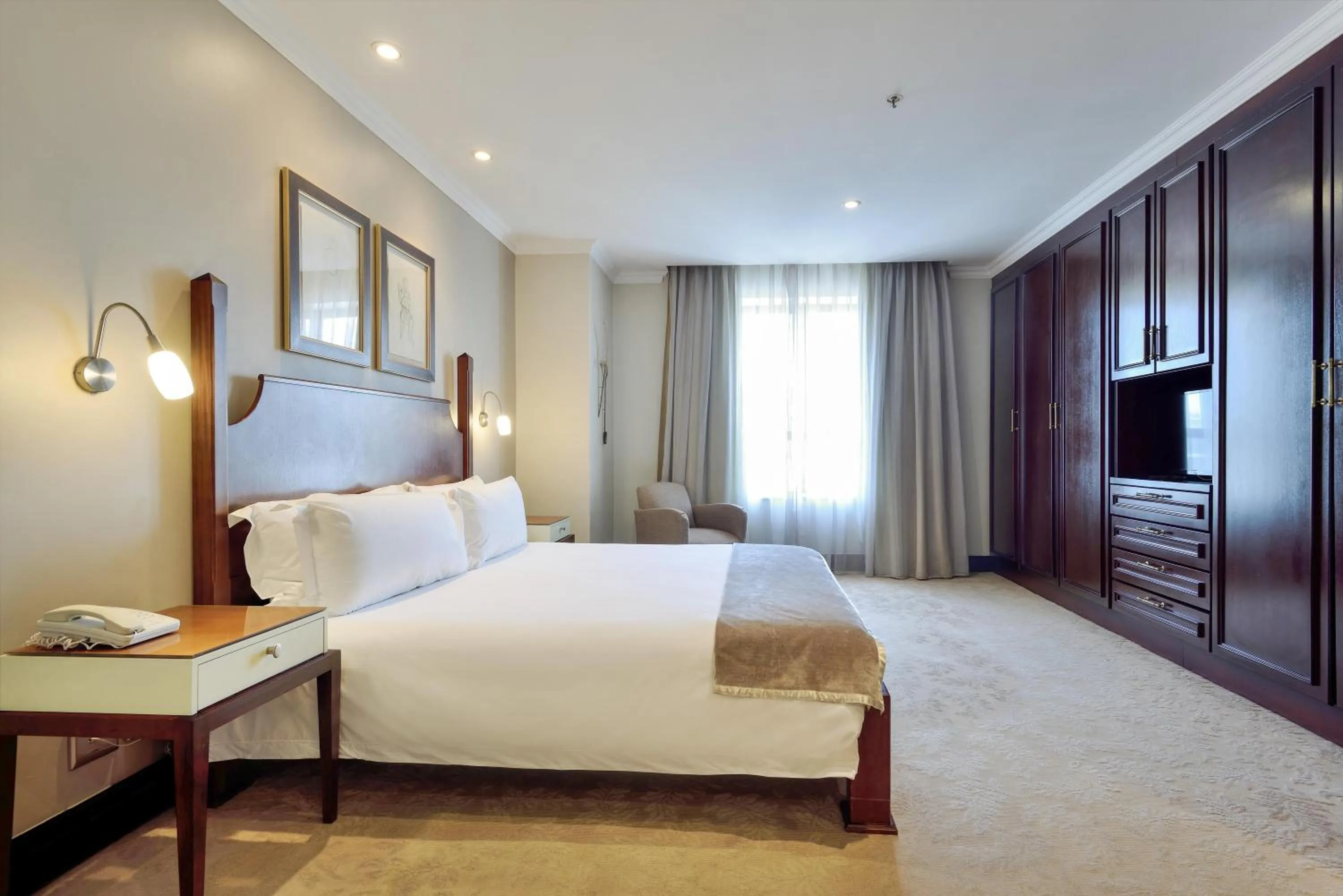 Photo of the whole room, Bed in The Michelangelo Towers