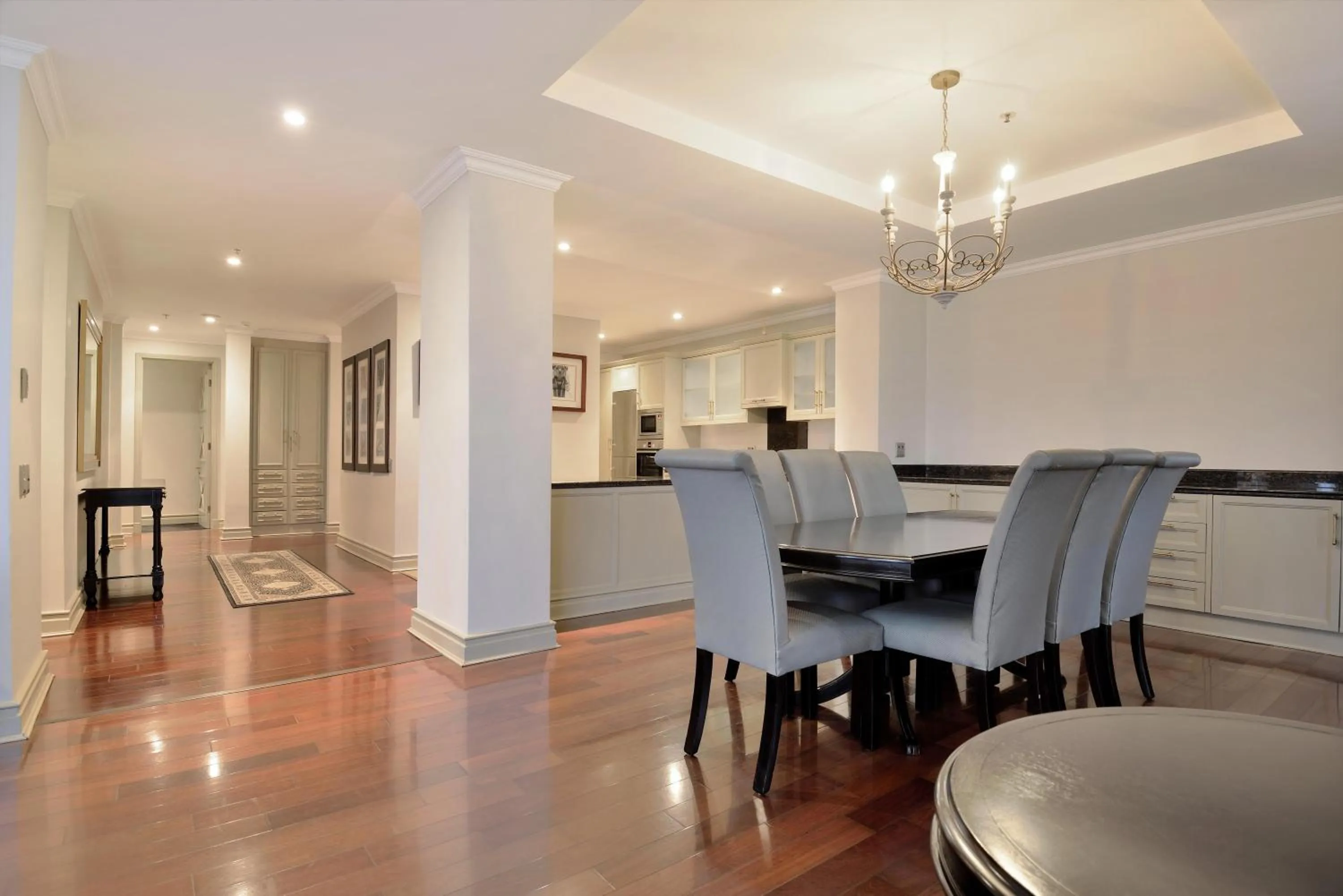 Lobby or reception in The Michelangelo Towers