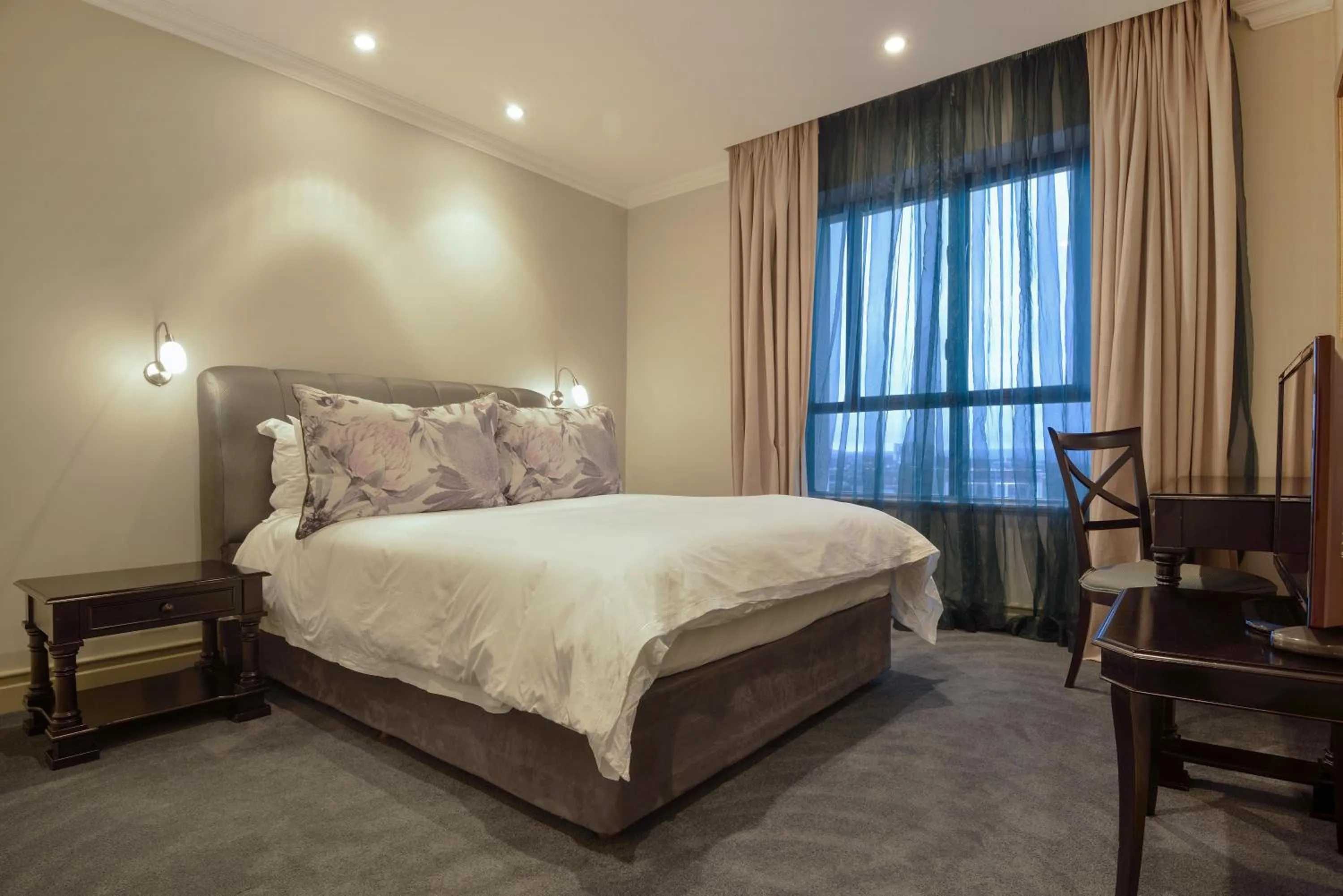 Photo of the whole room, Bed in The Michelangelo Towers