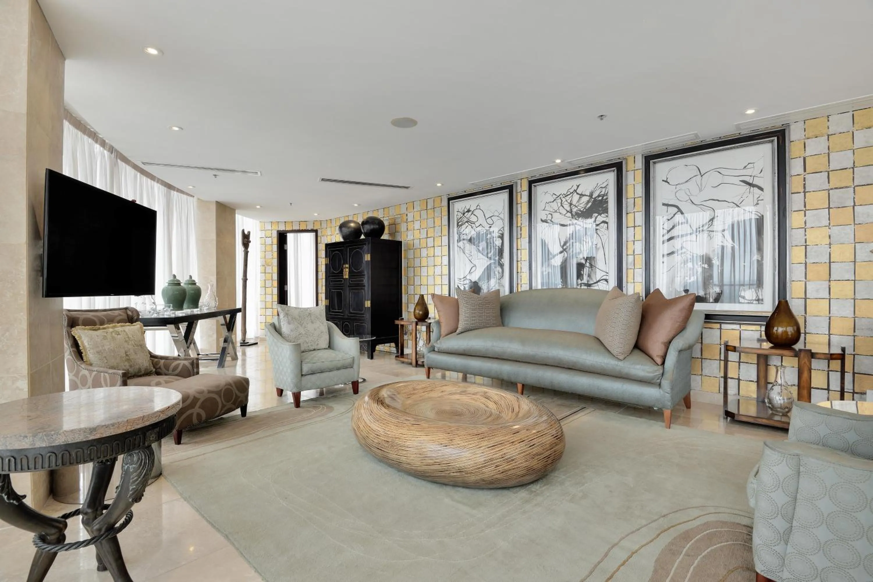 Photo of the whole room in The Michelangelo Towers