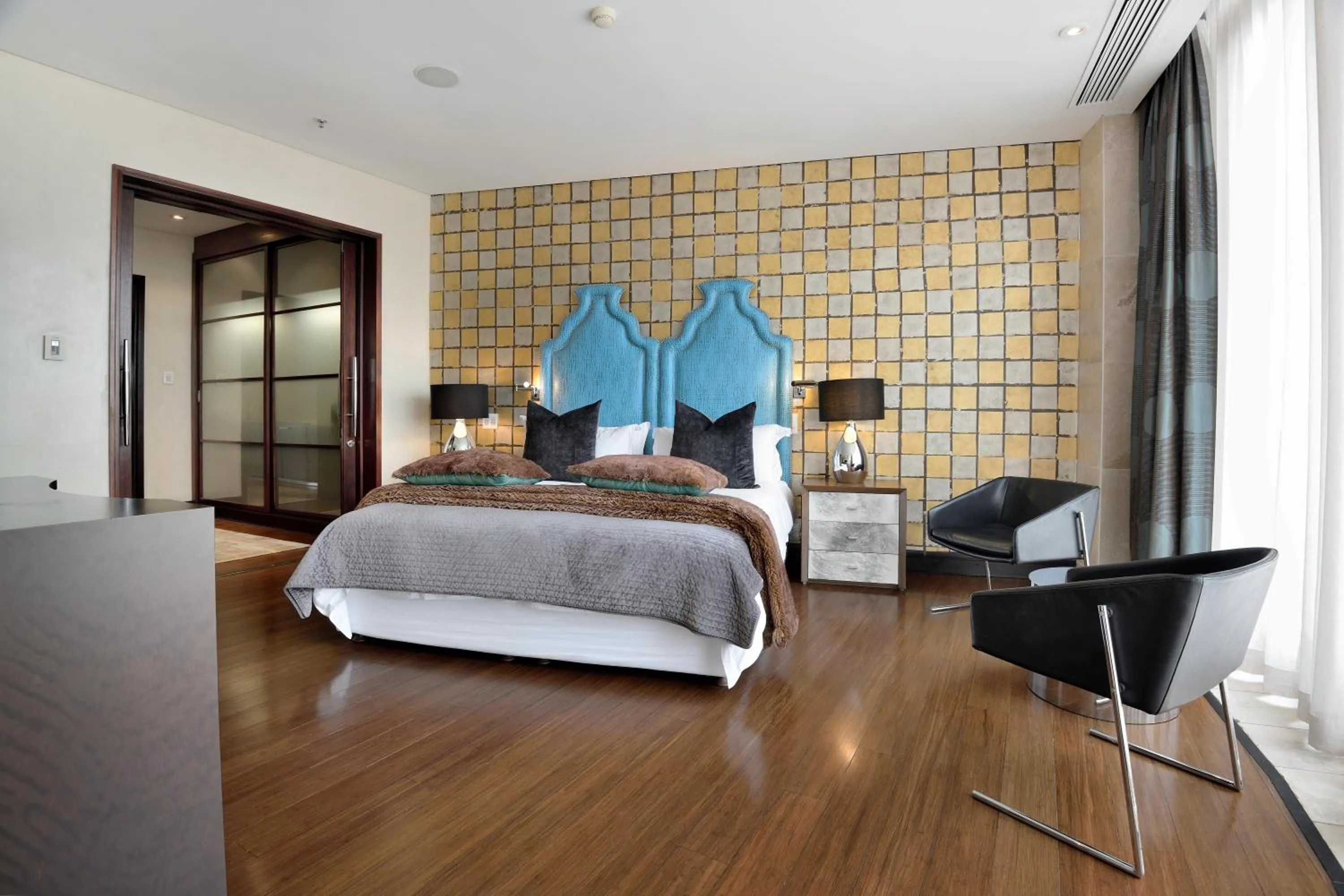 Photo of the whole room, Bed in The Michelangelo Towers