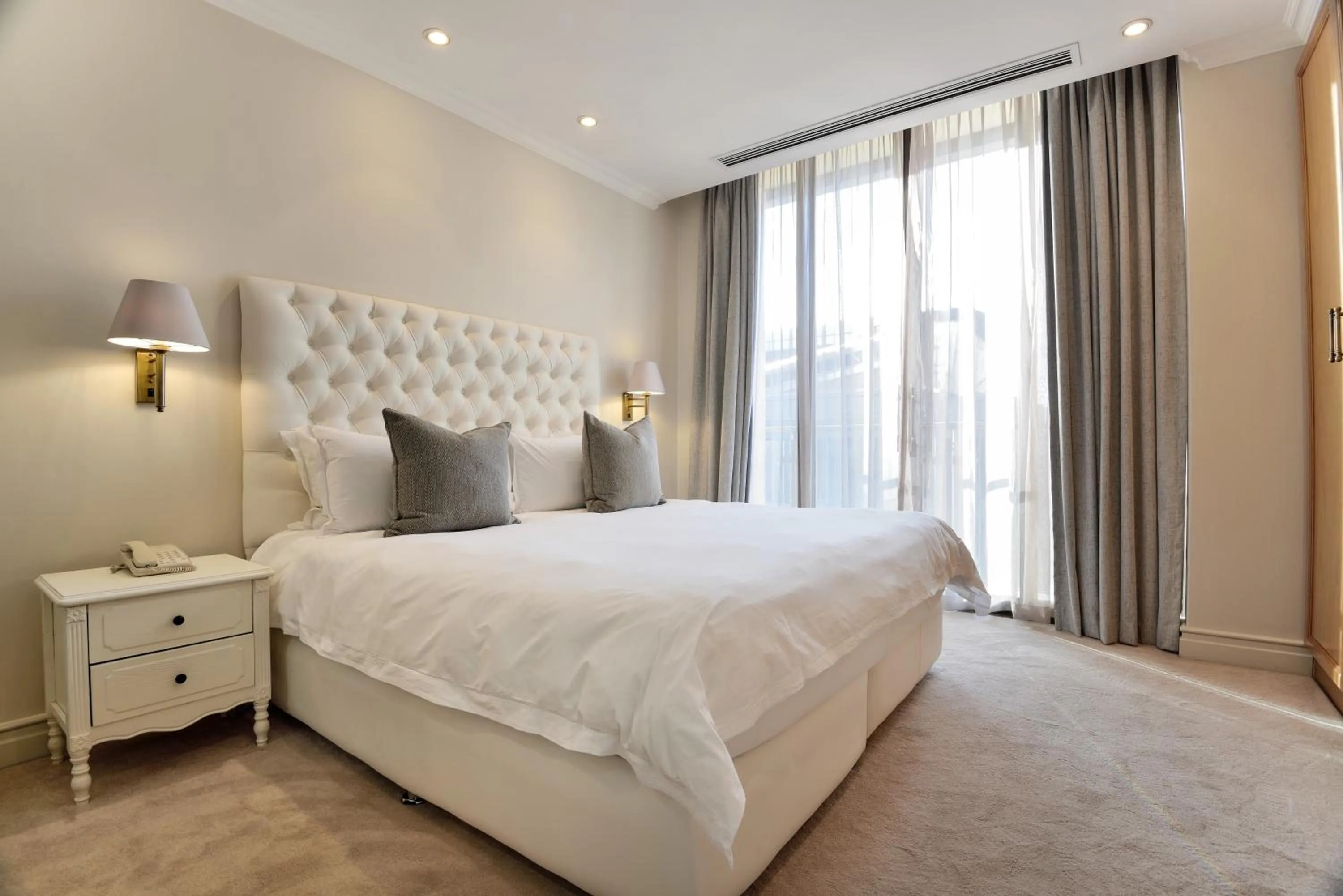 Bedroom, Bed in The Michelangelo Towers