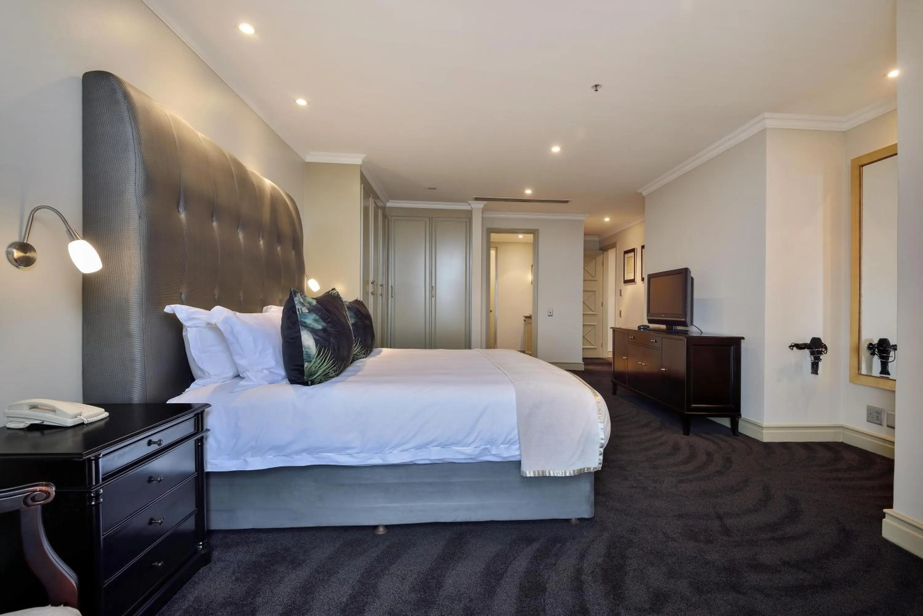 Photo of the whole room, Bed in The Michelangelo Towers