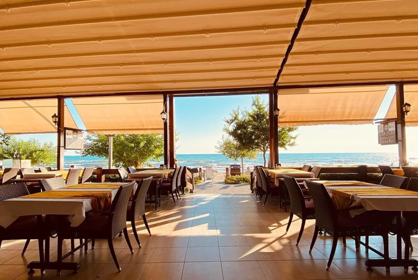 Restaurant/places to eat in Sun Flower Apart Hotel