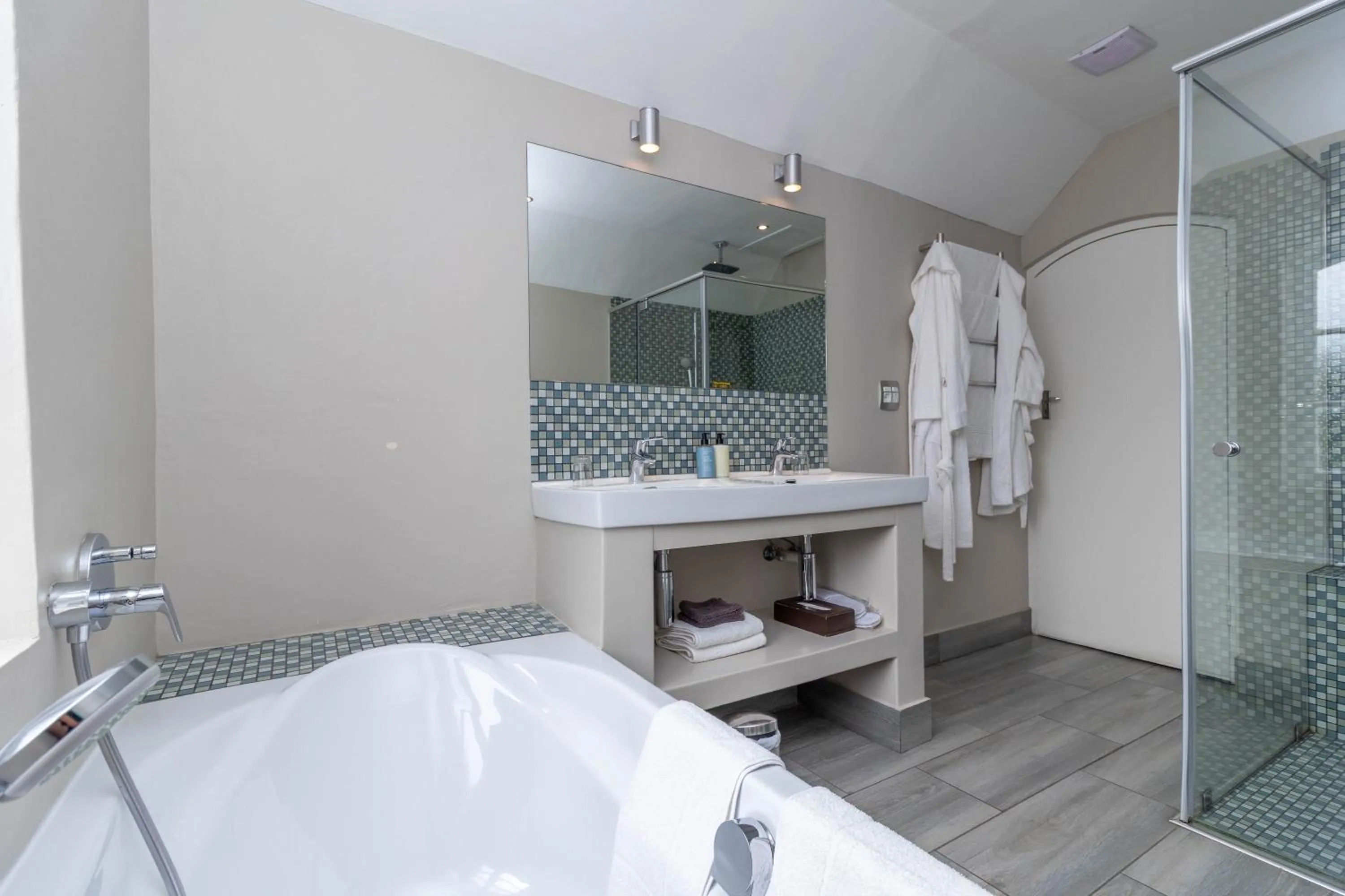 Bathroom in Whale Rock Luxury Lodge