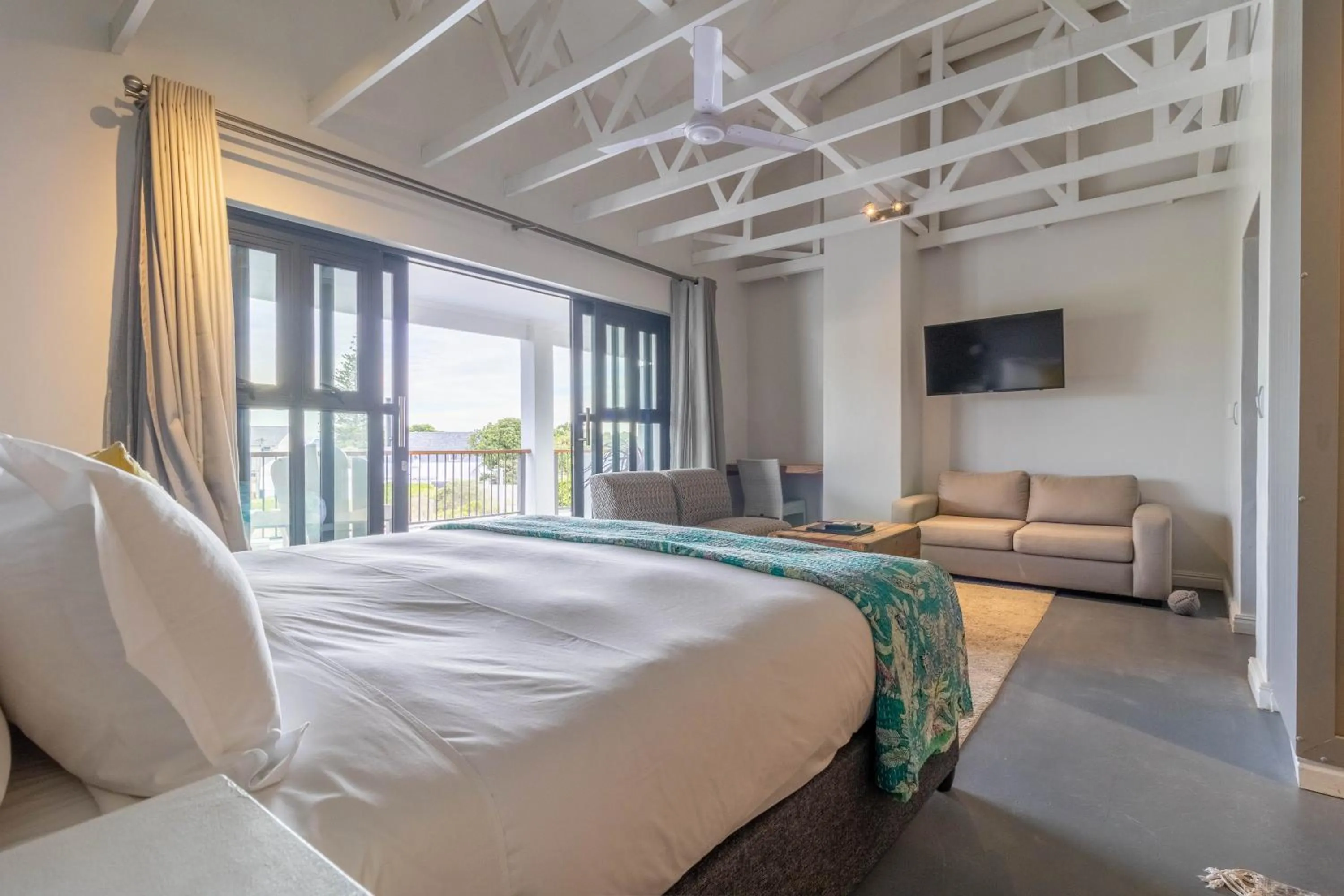 Bed in Whale Rock Luxury Lodge